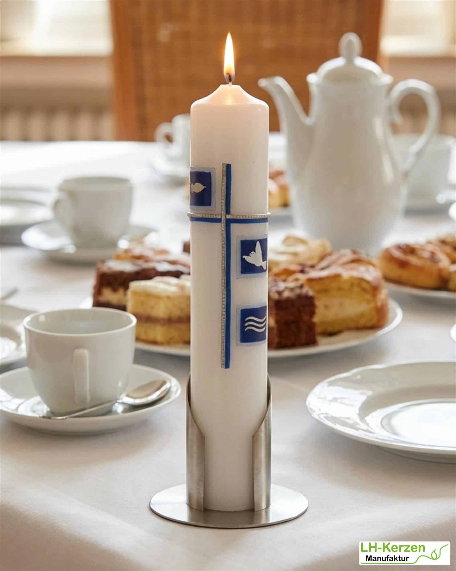 weiße Taufkerze mit Kreuz, zweifarbig verziert mit drei Kacheln jeweils mit Fisch, Taube und Welle