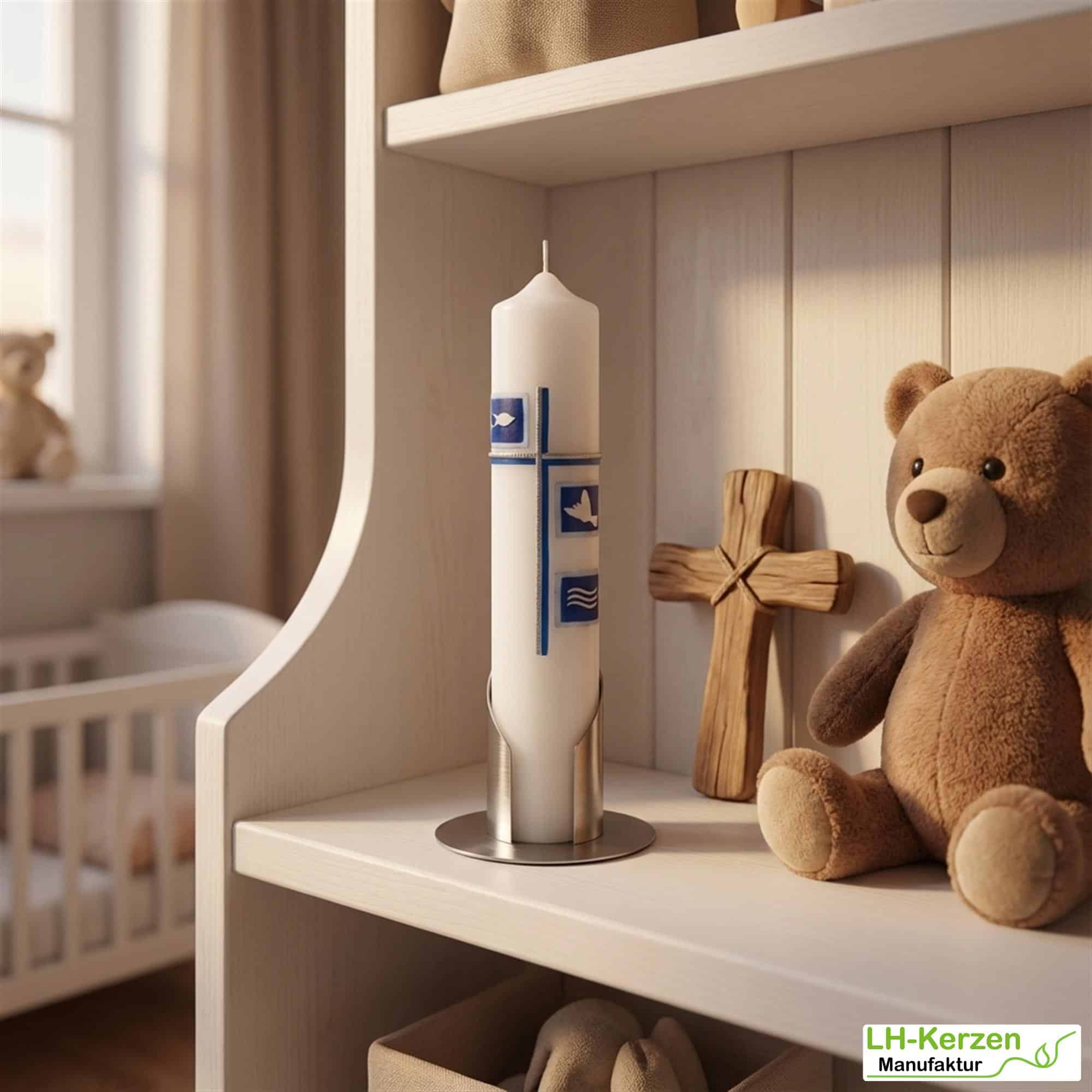 weiße Taufkerze mit Kreuz, zweifarbig verziert mit drei Kacheln jeweils mit Fisch, Taube und Welle