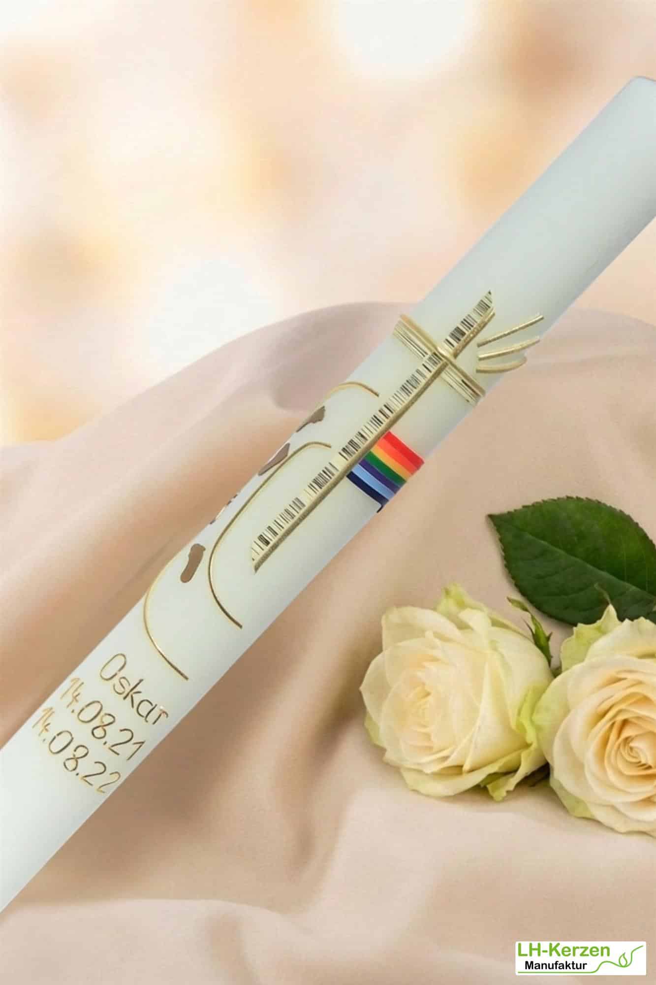 Taufkerze mit Regenbogen, Kreuz und Lebensweg in Elfenbein – handverziert & personalisierbar
