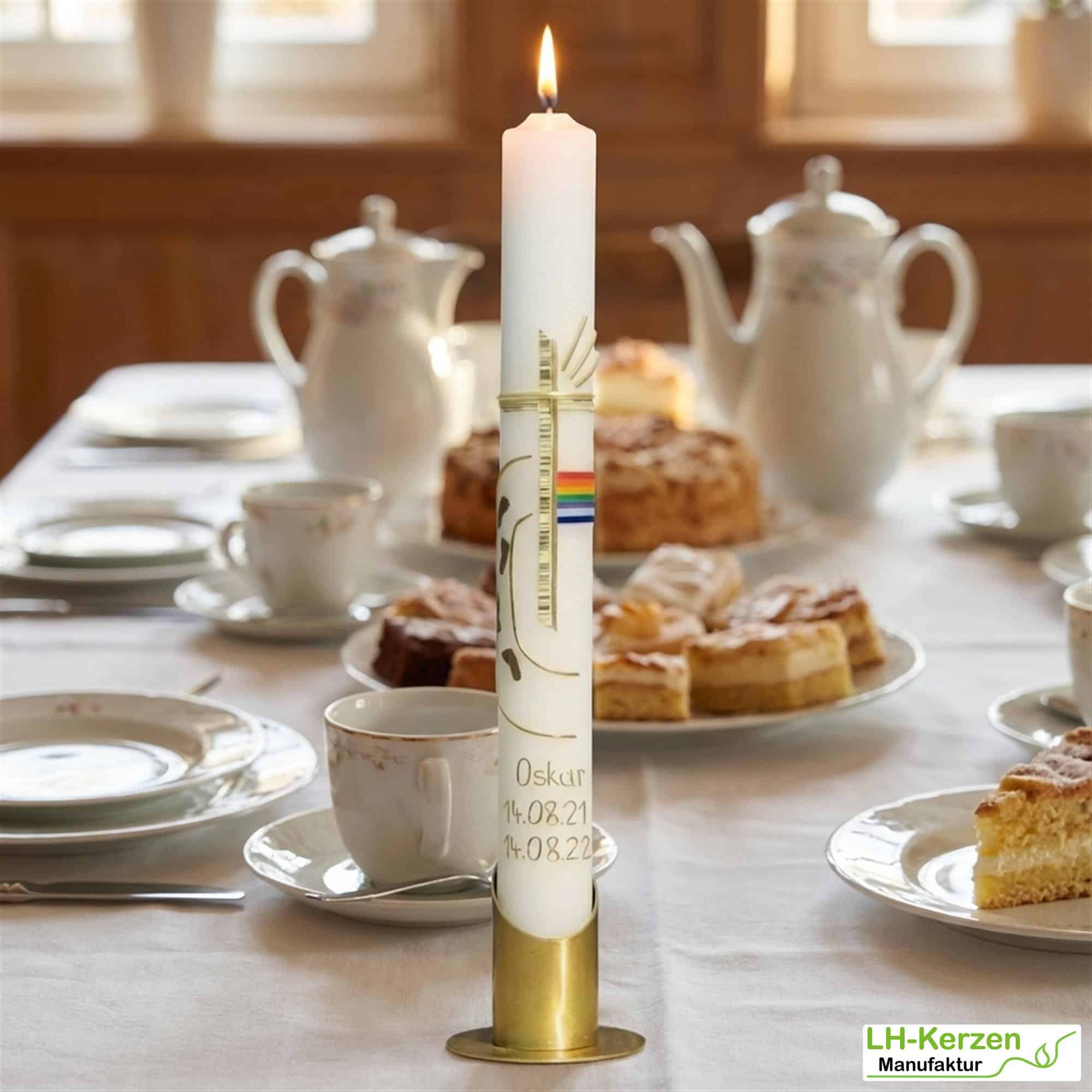 Taufkerze mit Regenbogen, Kreuz und Lebensweg in Elfenbein – handverziert & personalisierbar
