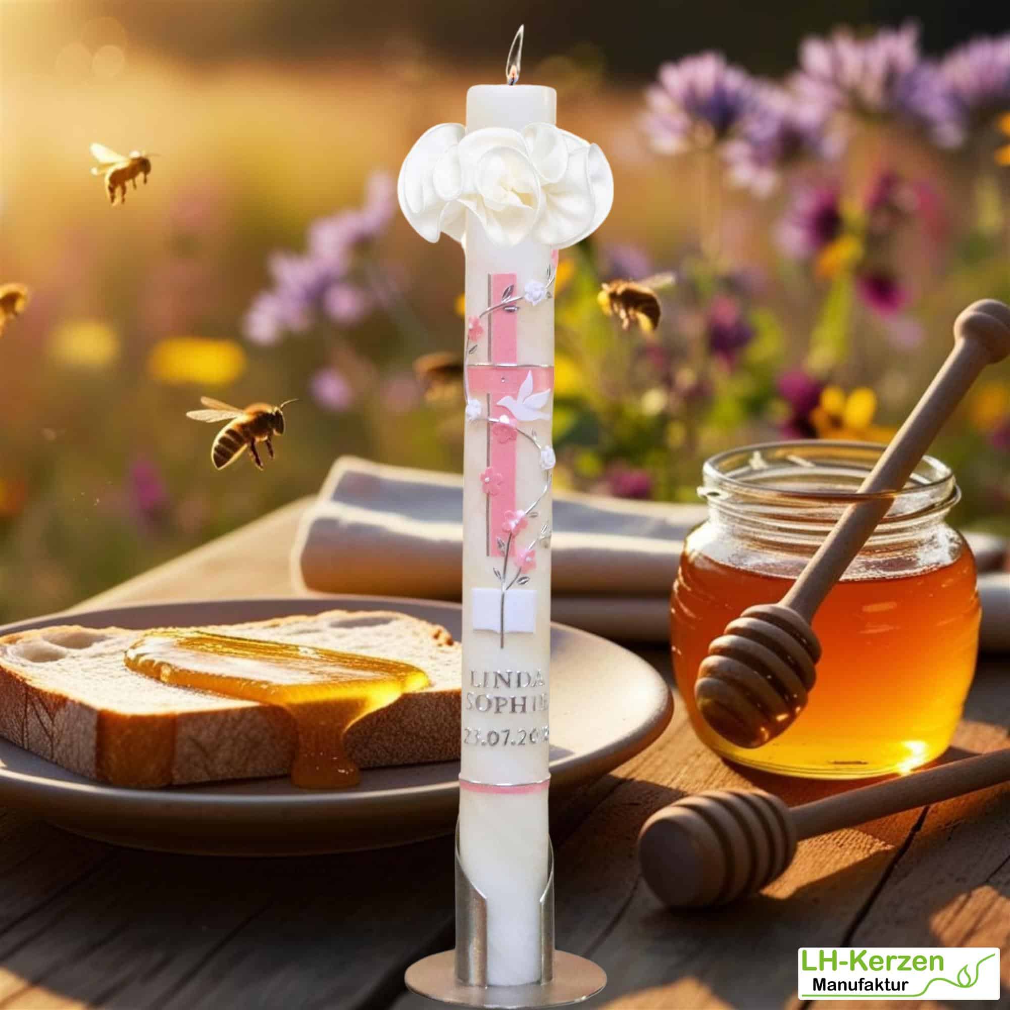 Bienenwachs-Taufkerze mit Blumenranke, Bibel, Taube & Kreuz – personalisierbar, handverziert