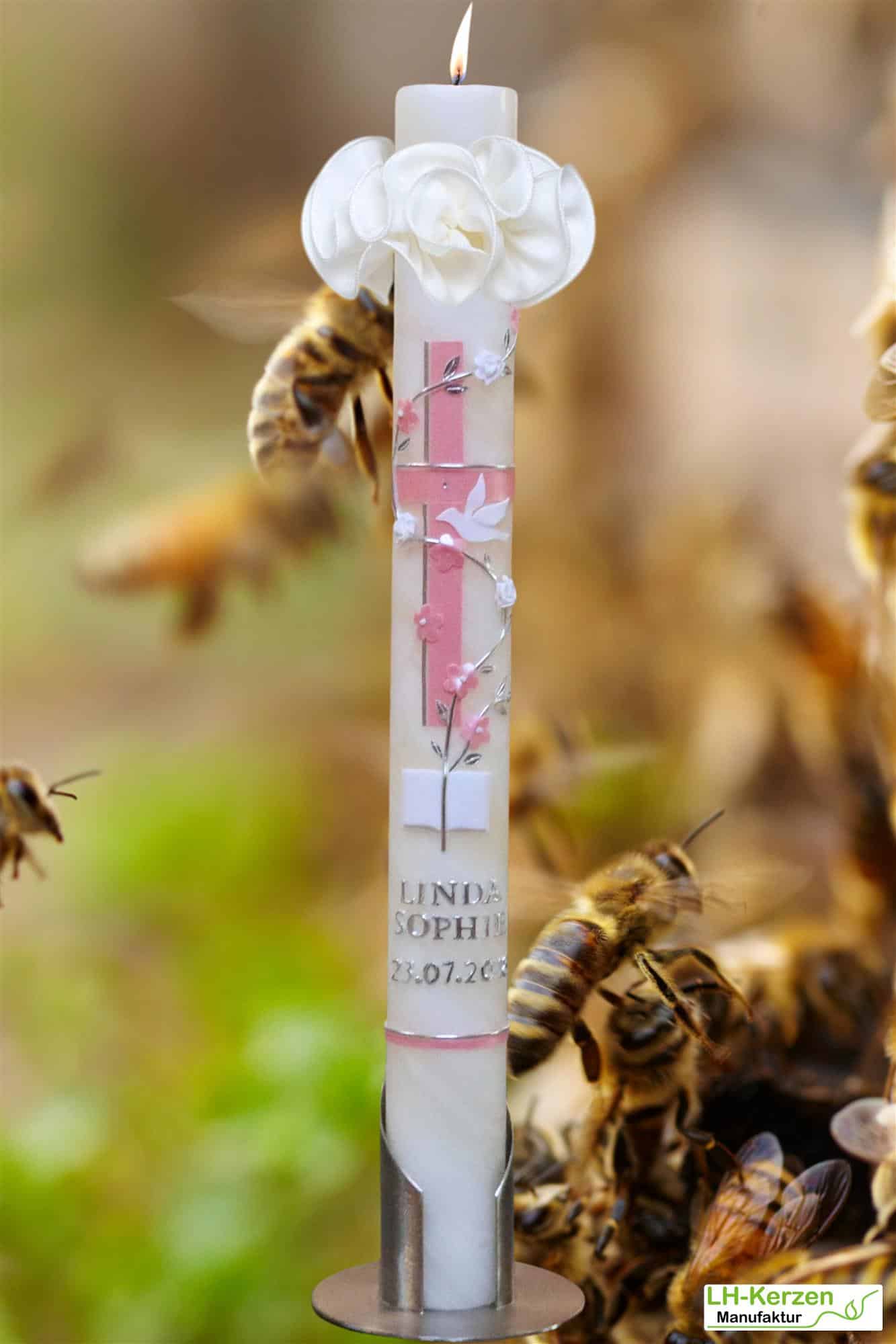 Bienenwachs-Taufkerze mit Blumenranke, Bibel, Taube & Kreuz – personalisierbar, handverziert