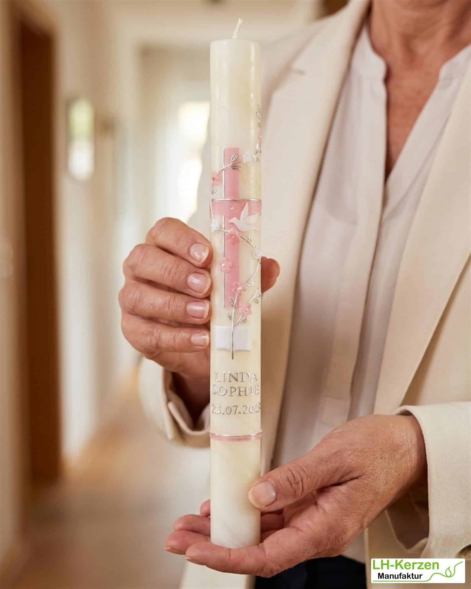 Bienenwachs-Taufkerze mit Blumenranke, Bibel, Taube & Kreuz – personalisierbar, handverziert