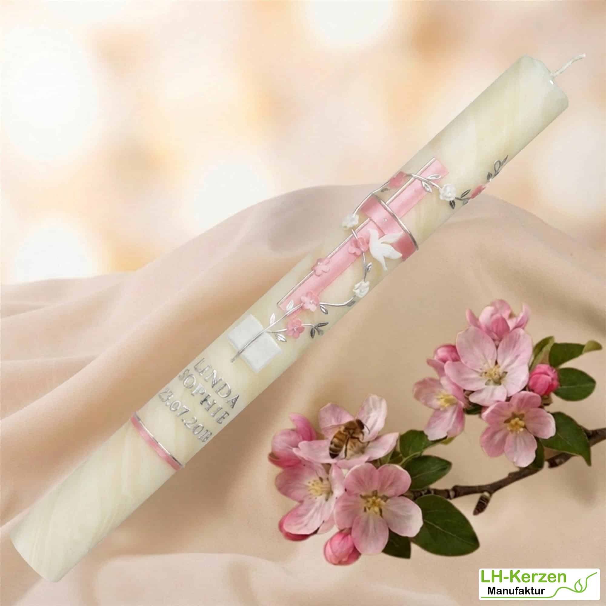 Bienenwachs-Taufkerze mit Blumenranke, Bibel, Taube & Kreuz – personalisierbar, handverziert