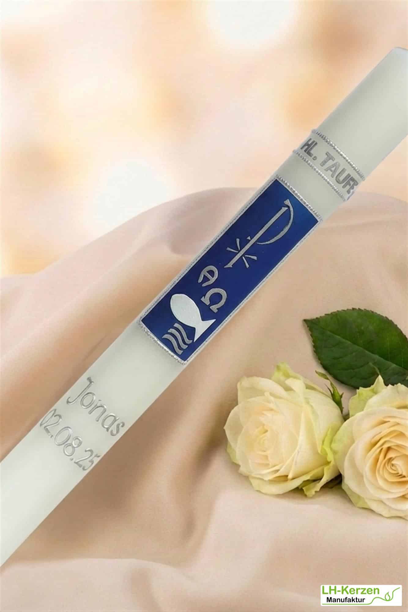 Taufkerze mit christlichen Symbolen in Blau & Silber – klassisch, handverziert & personalisierbar