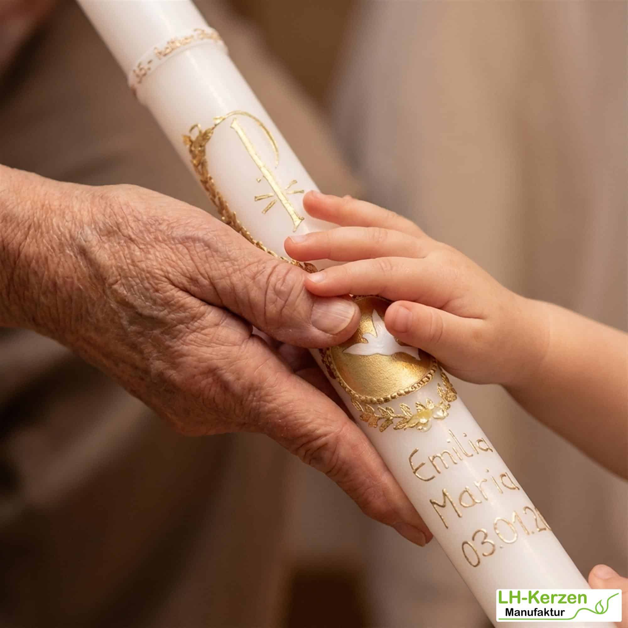 Extra schlanke Taufkerze mit Pax-Symbol, Taube und Olivenzweigen in Gold – mit Perlendetails