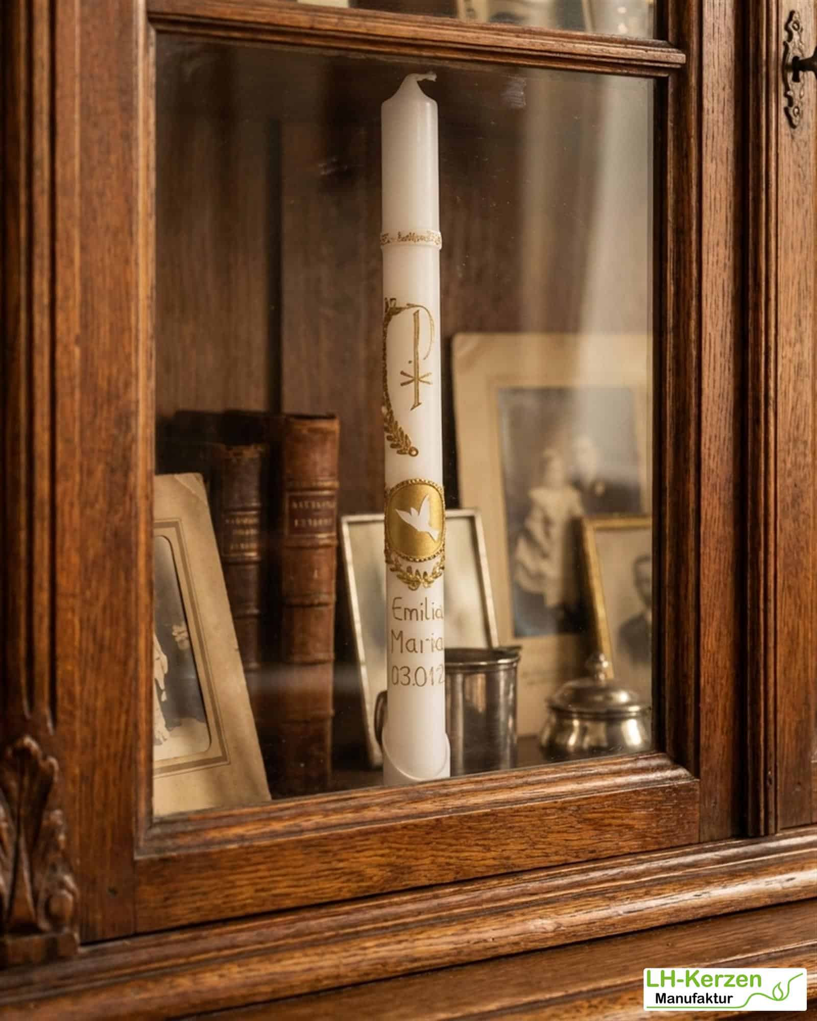 Extra schlanke Taufkerze mit Pax-Symbol, Taube und Olivenzweigen in Gold – mit Perlendetails