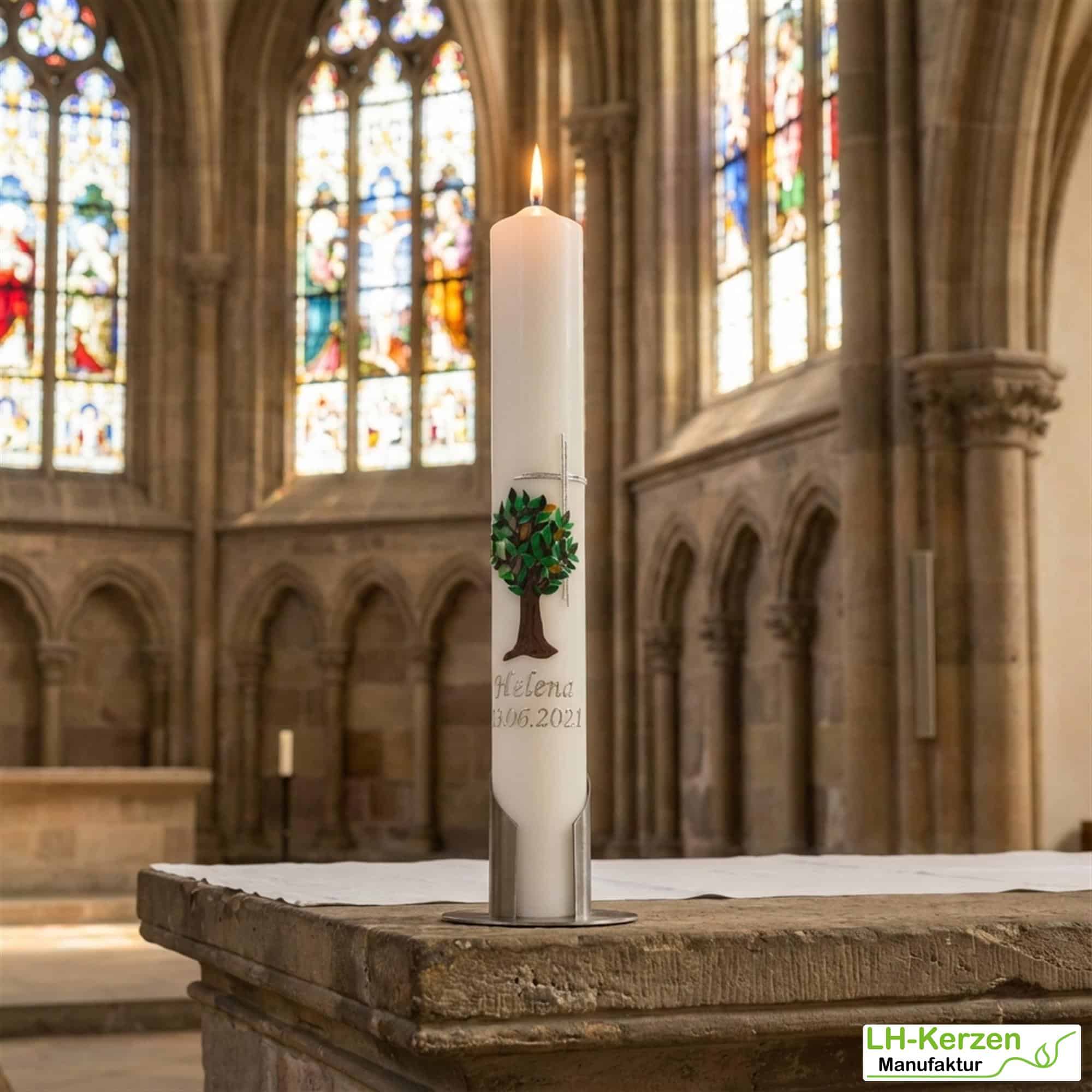 Taufkerze mit Lebensbaum und silbernem Kreuz – elfenbein, handverziert & personalisierbar