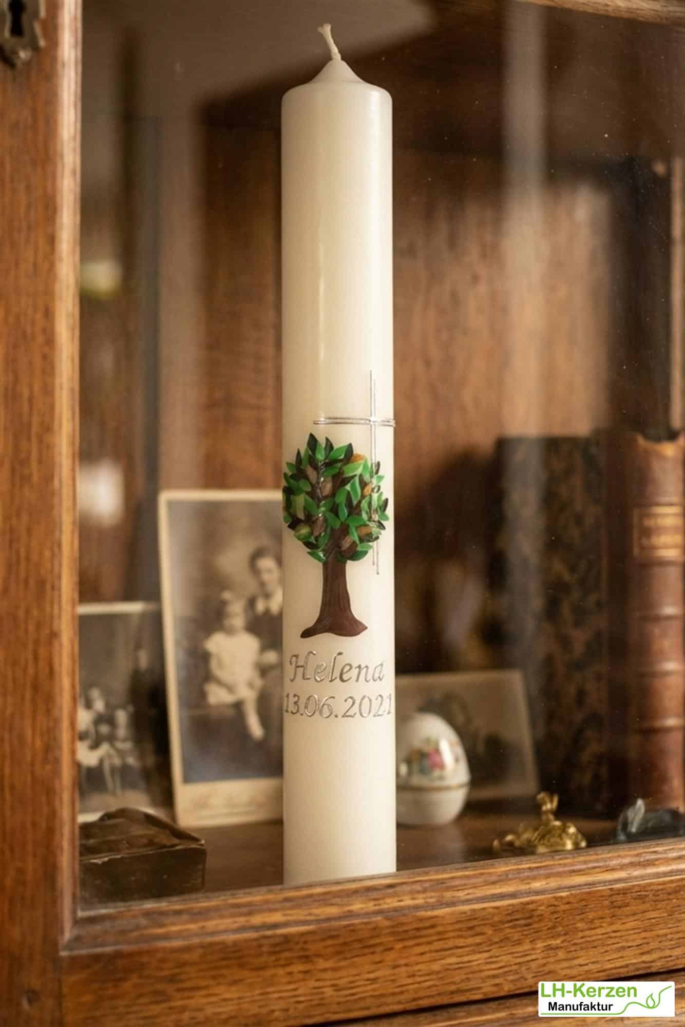Taufkerze mit Lebensbaum und silbernem Kreuz – elfenbein, handverziert & personalisierbar