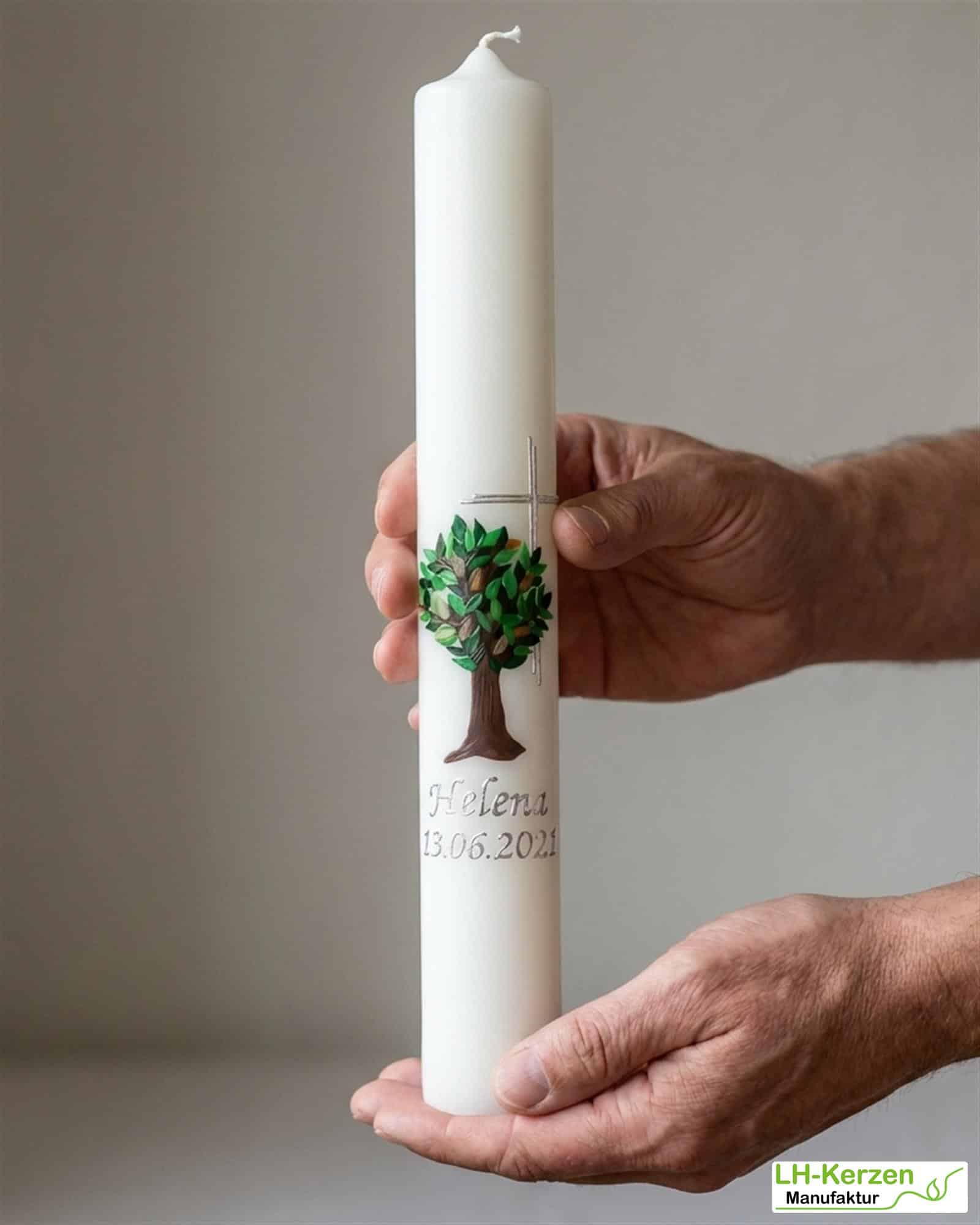 Taufkerze mit Lebensbaum und silbernem Kreuz – elfenbein, handverziert & personalisierbar