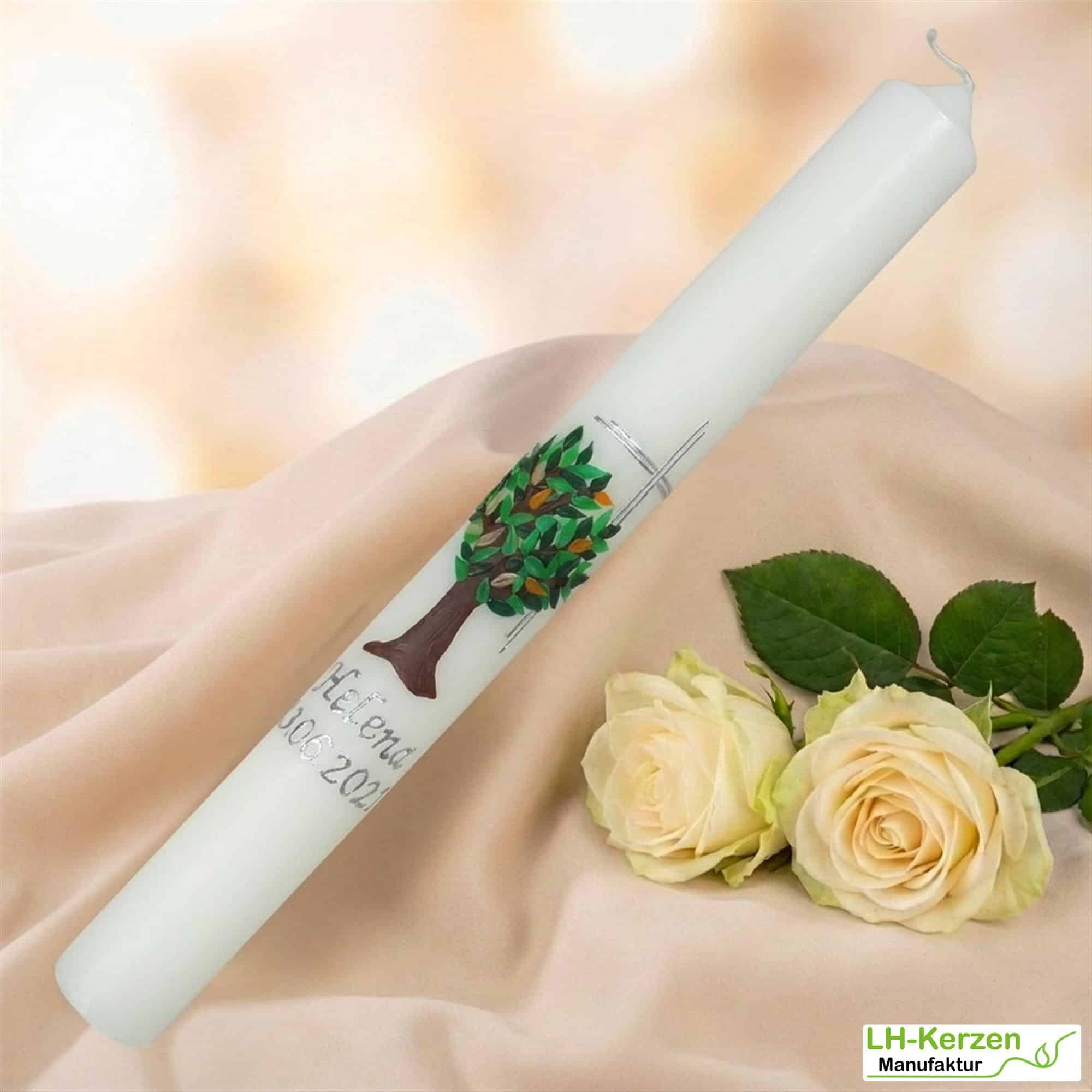 Taufkerze mit Lebensbaum und silbernem Kreuz – elfenbein, handverziert & personalisierbar