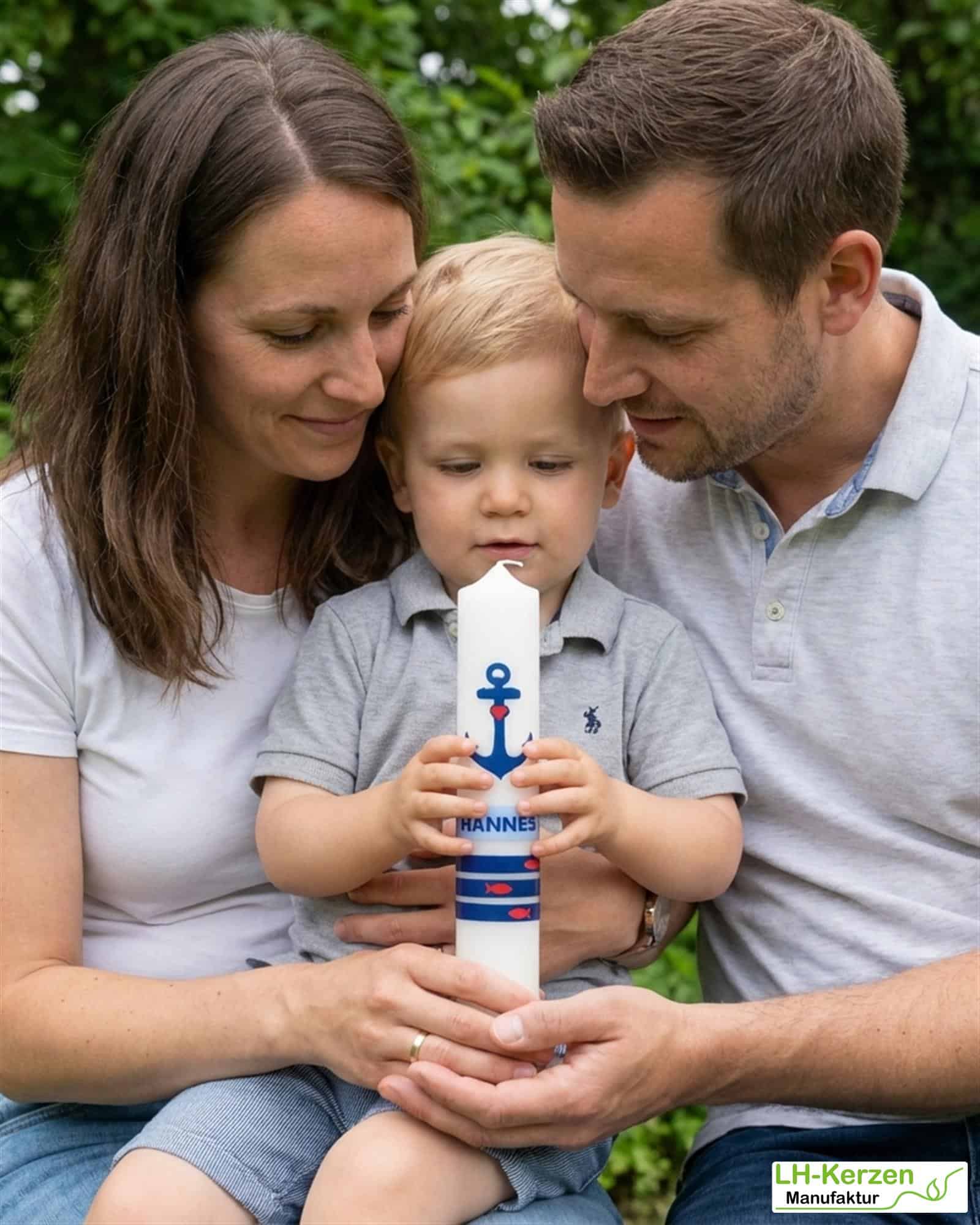 Maritime Taufkerze Elfenbein mit Anker, Fischen & Name – handverziert