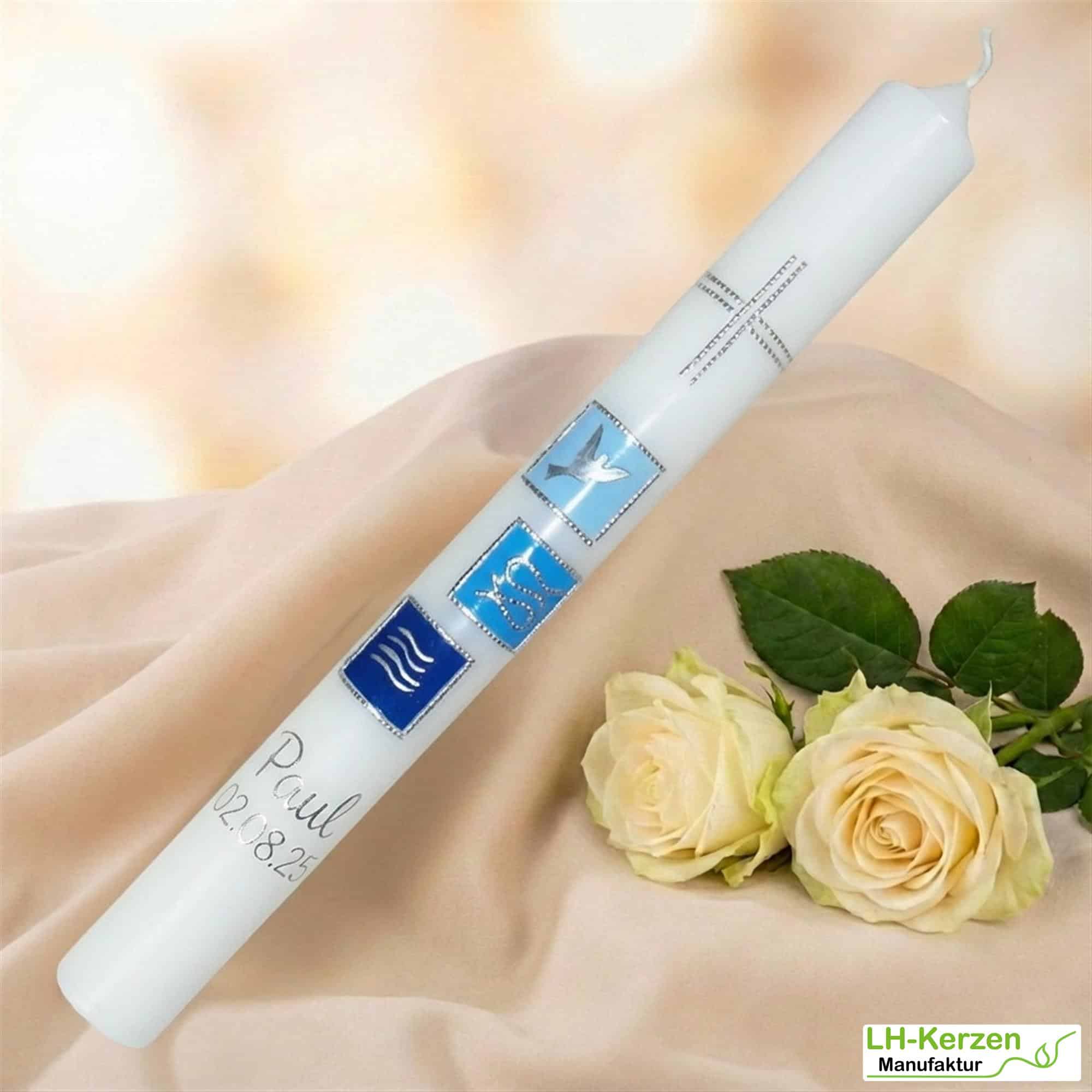 Taufkerze rosa oder blau mit Kreuz, drei Symbolfeldern und Taufsymbolik – handverziert