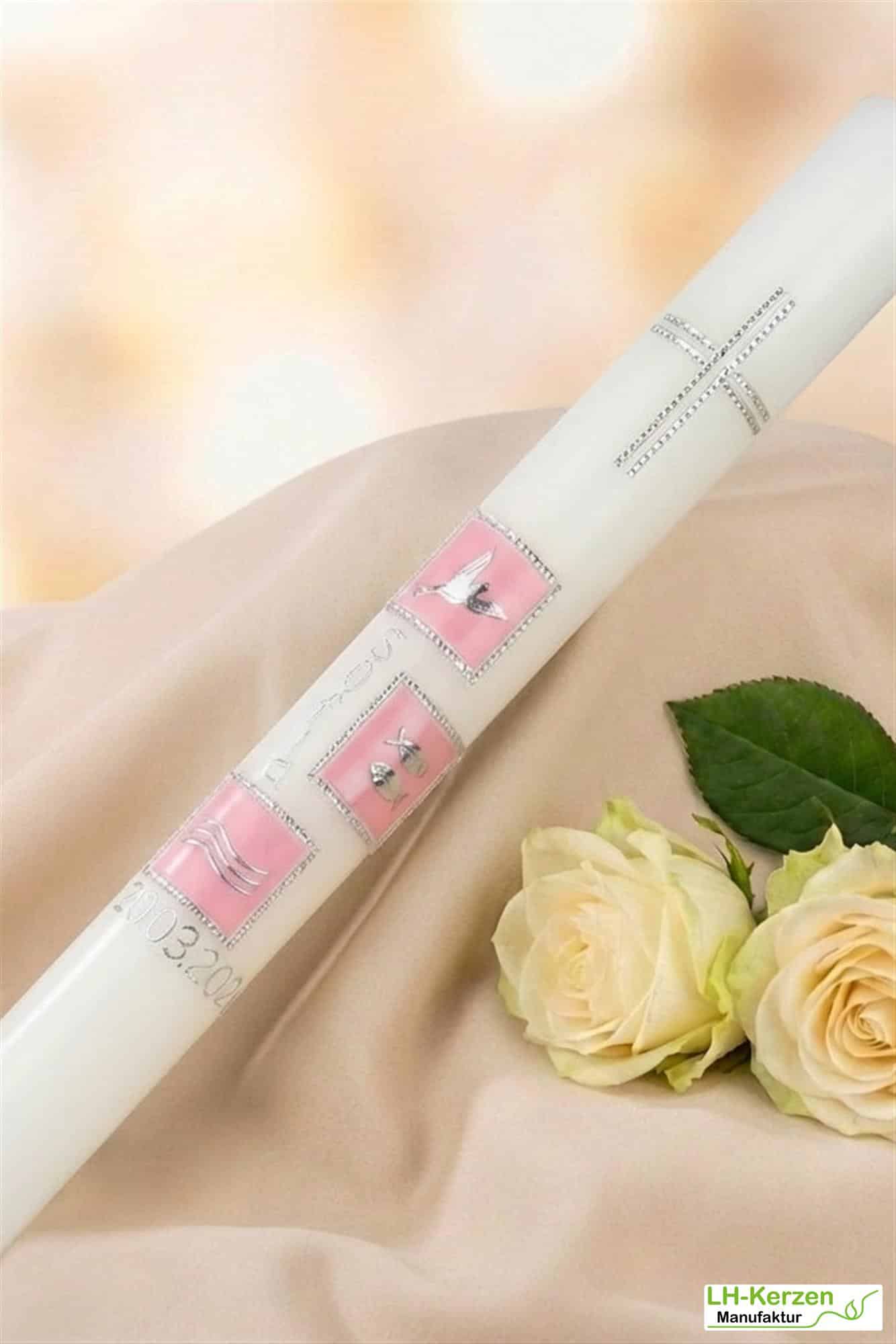 Taufkerze rosa oder blau mit Kreuz, drei Symbolfeldern und Taufsymbolik – handverziert
