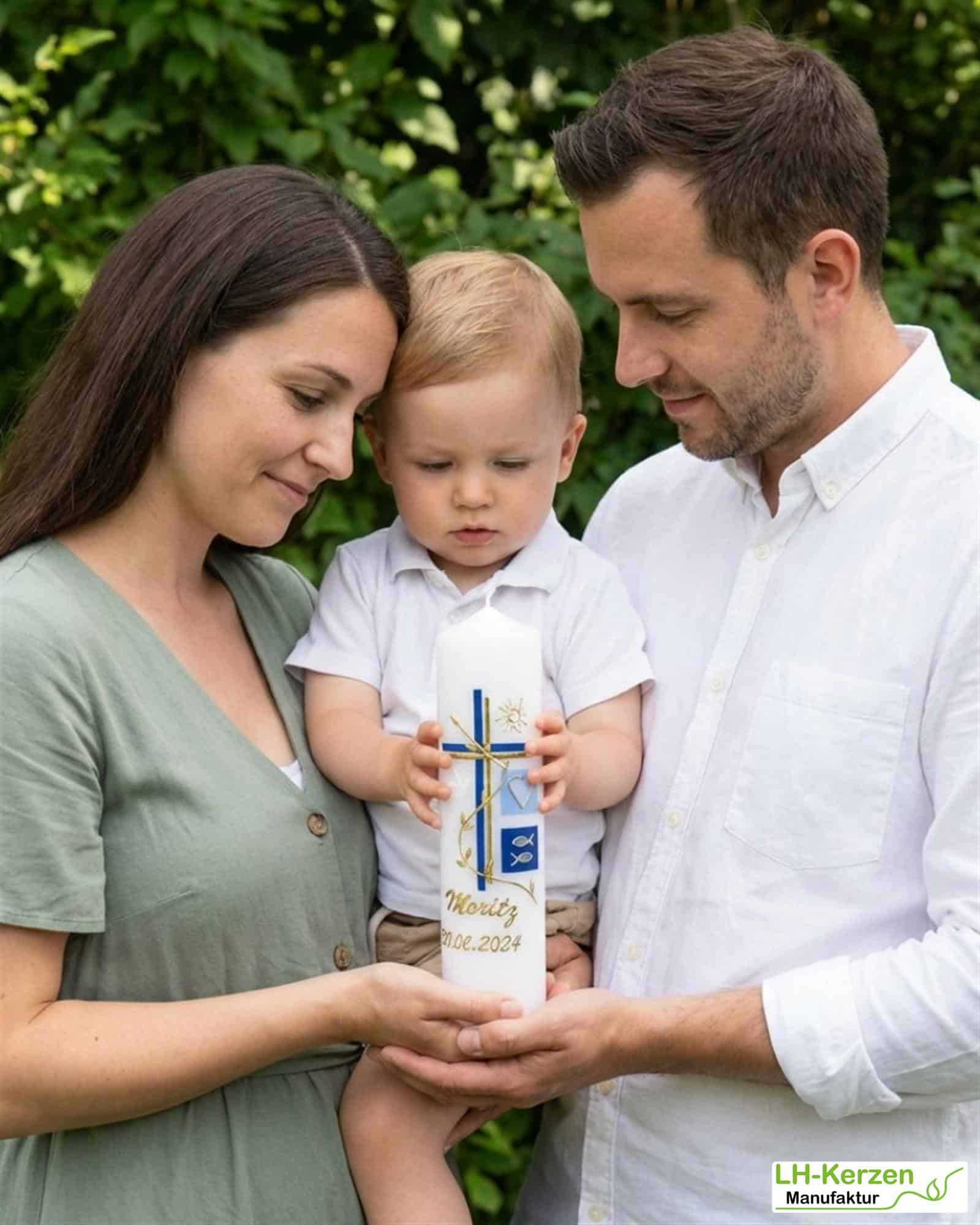 Moderne Taufkerze mit Kreuz, Blumenranke & Sonne – zweifarbig, handverziert