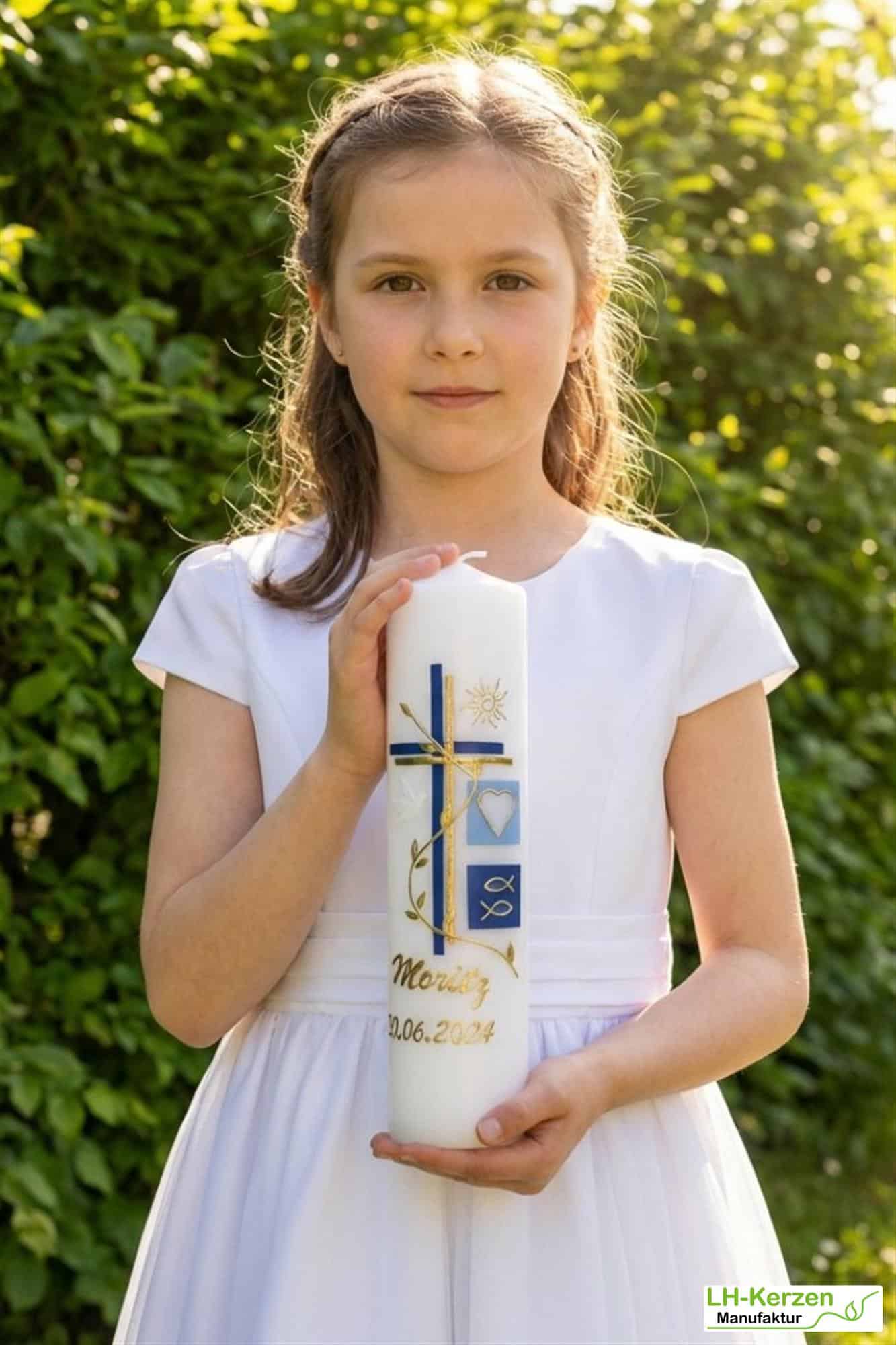 Moderne Taufkerze mit Kreuz, Blumenranke & Sonne – zweifarbig, handverziert