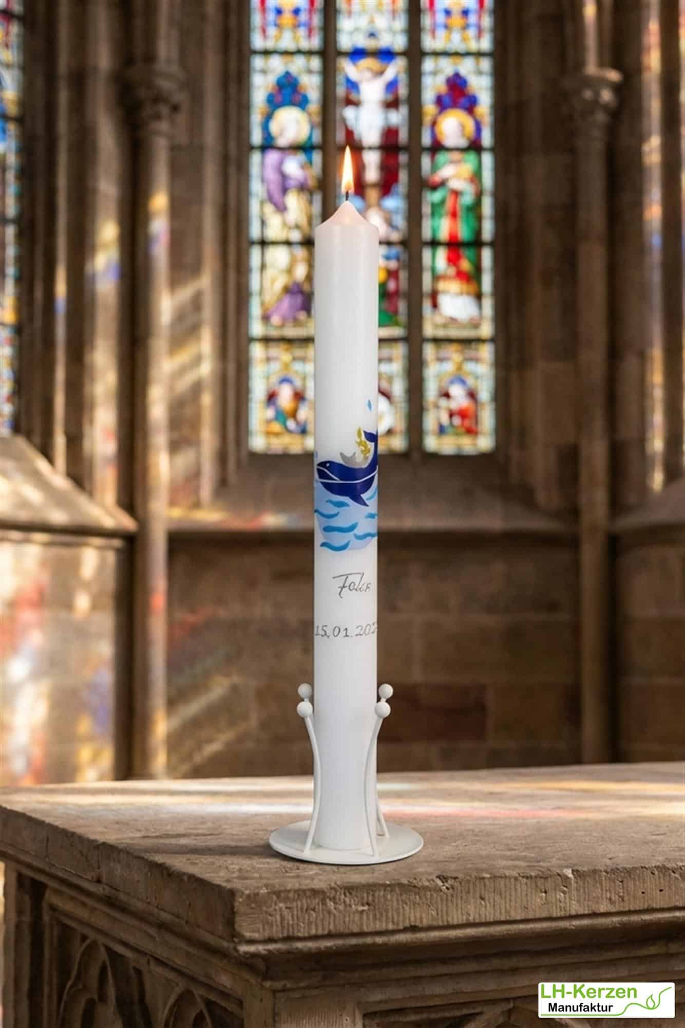 Weiße Taufkerze mit Wal, Meer & Schiff – handverziert & personalisiert – maritimes Tauflicht