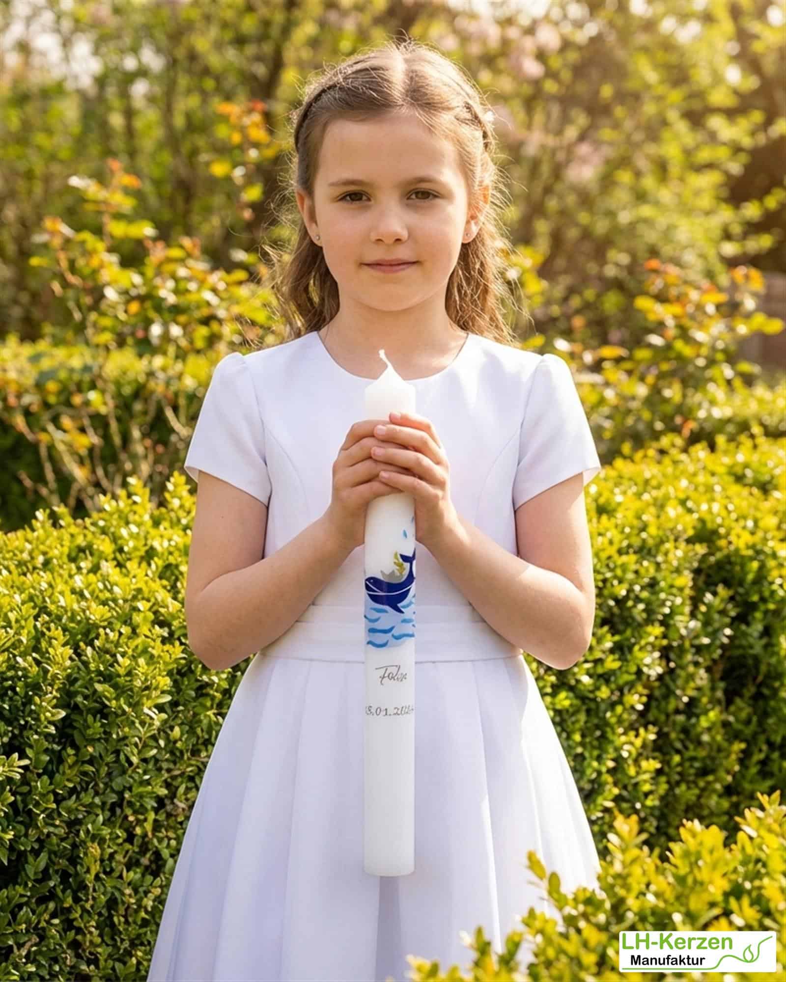 Weiße Taufkerze mit Wal, Meer & Schiff – handverziert & personalisiert – maritimes Tauflicht