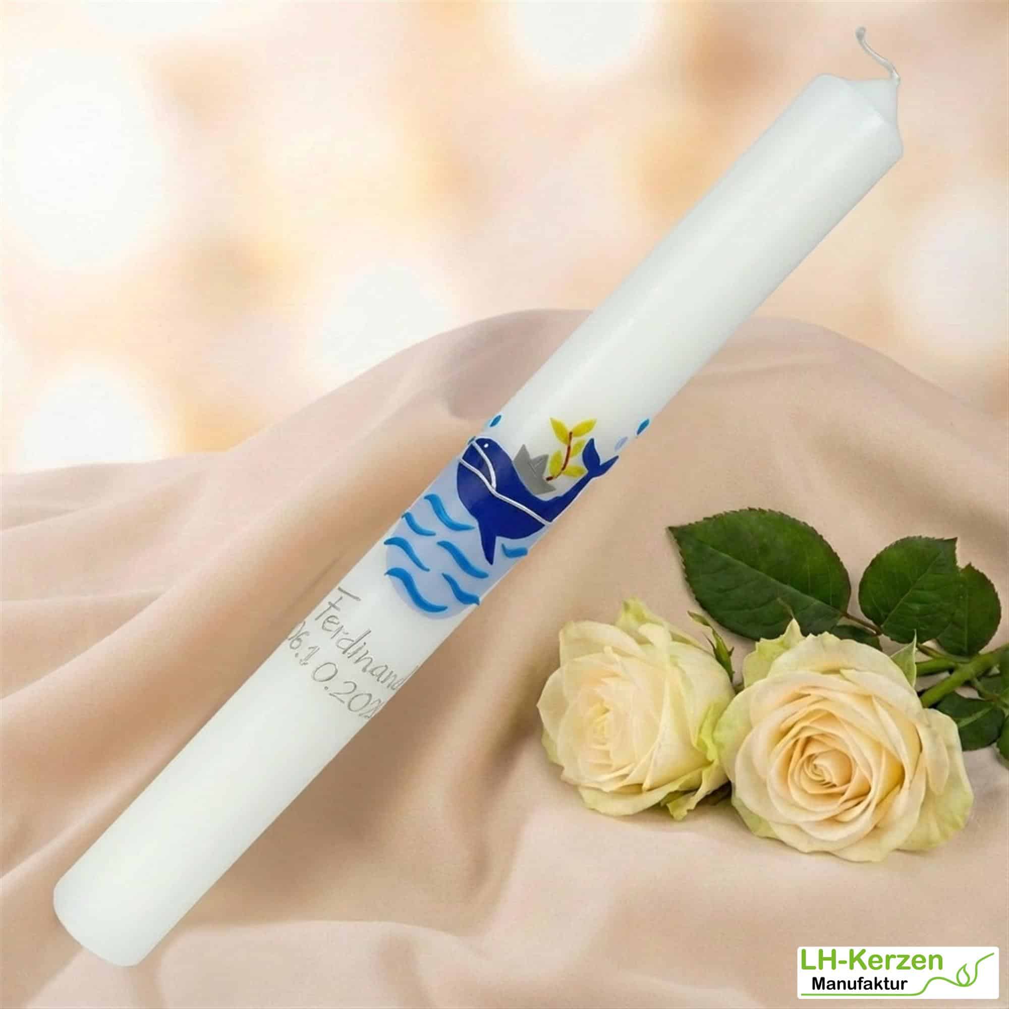 Weiße Taufkerze mit Wal, Meer & Schiff – handverziert & personalisiert – maritimes Tauflicht