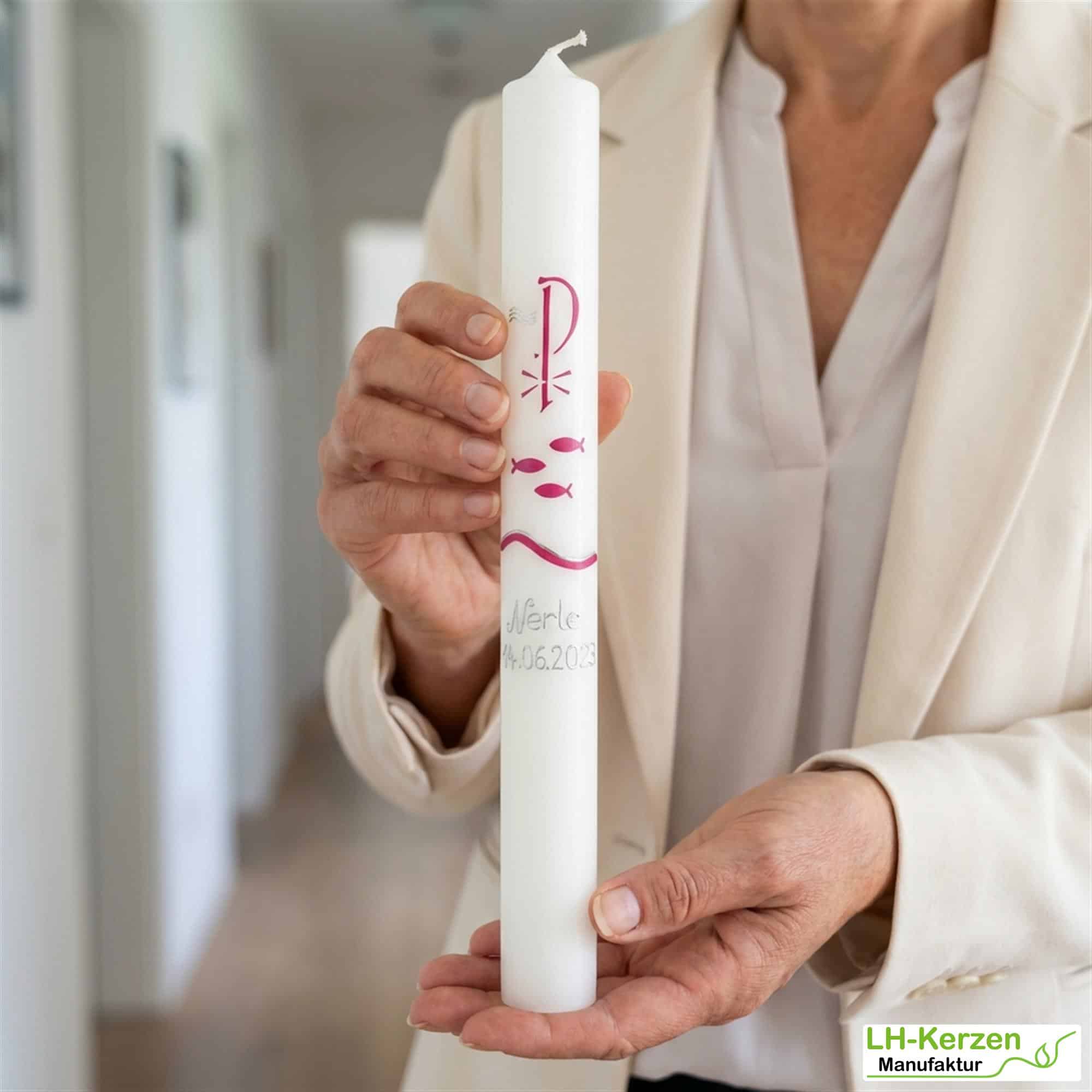 Taufkerze mit Pax, Fischen & Weihwasser – mit Schriftzug "Zur Taufe" personalisierbar mit Namen