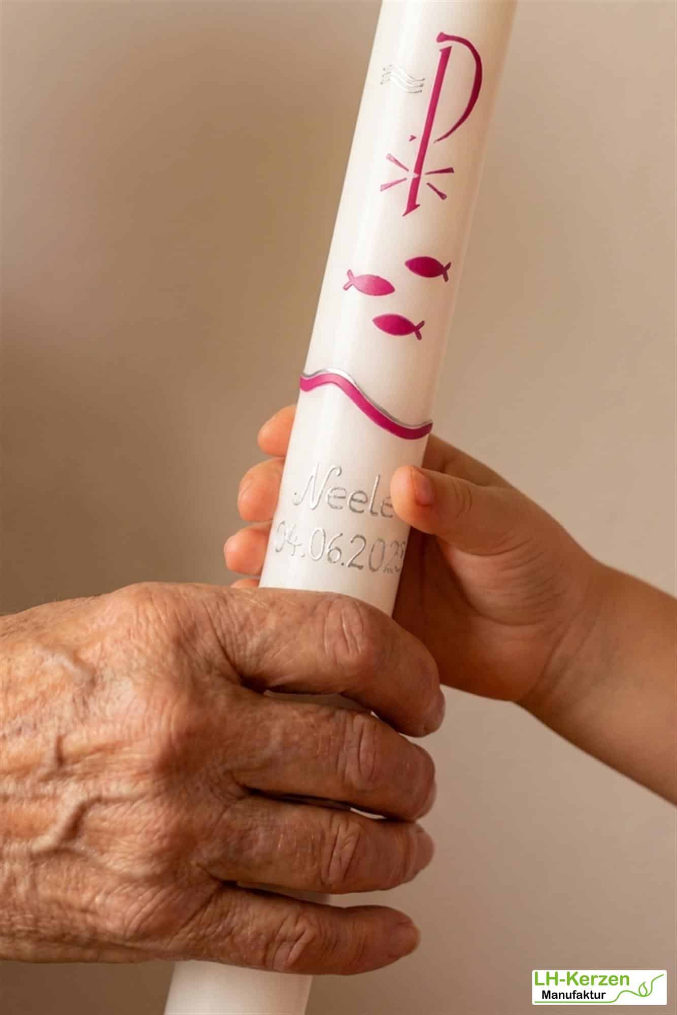 Taufkerze mit Pax, Fischen & Weihwasser – mit Schriftzug "Zur Taufe" personalisierbar mit Namen