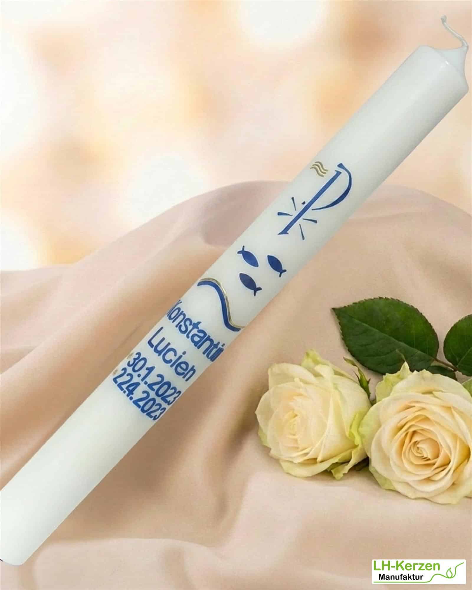 Taufkerze mit Pax, Fischen & Weihwasser – mit Schriftzug "Zur Taufe" personalisierbar mit Namen