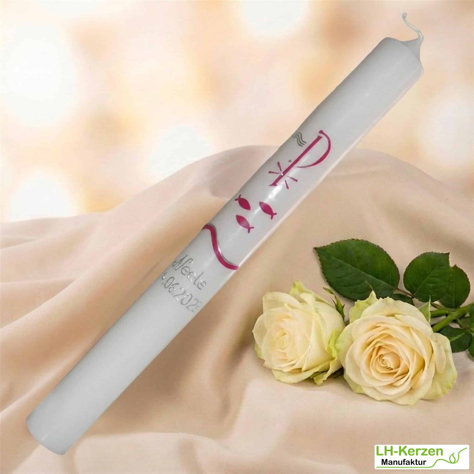 Taufkerze mit Pax, Fischen & Weihwasser – mit Schriftzug "Zur Taufe" personalisierbar mit Namen