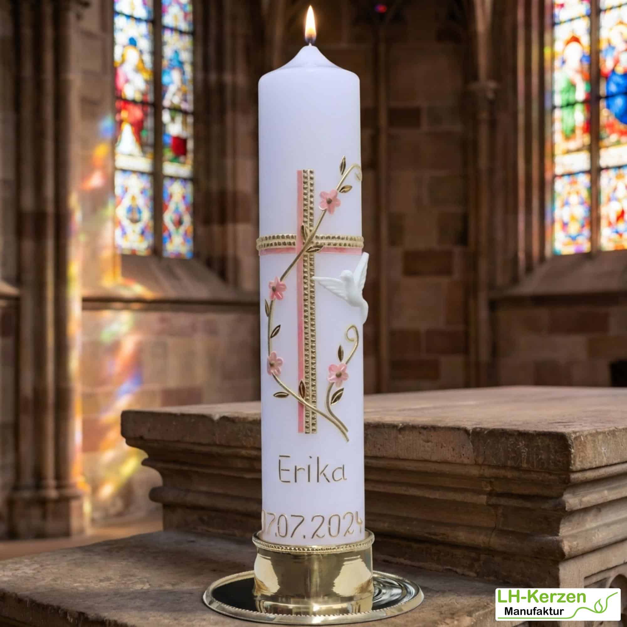 Weiße Taufkerze mit Blumenranke, Taube & zweifarbigem Kreuz – handverziert & personalisierbar