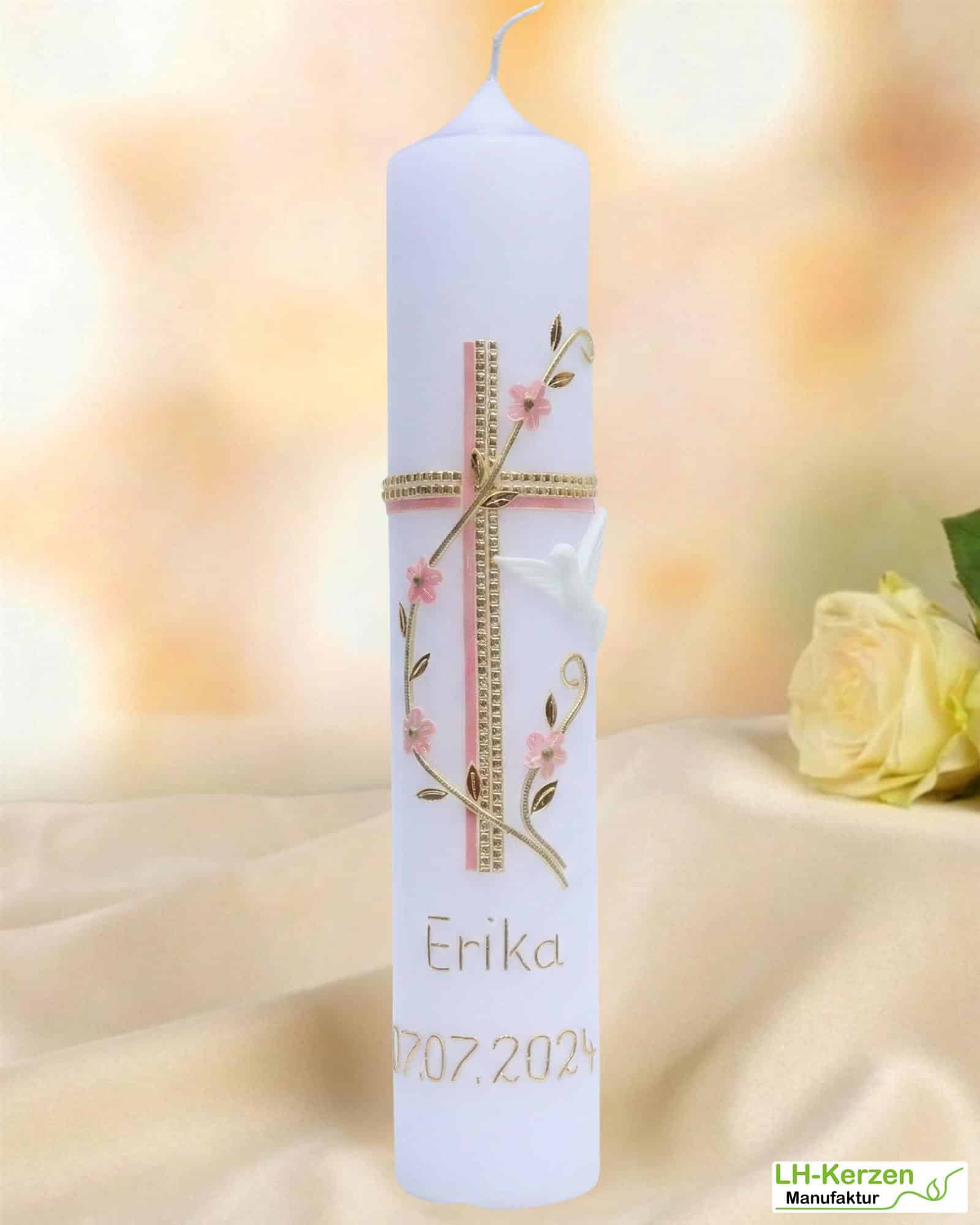 Weiße Taufkerze mit Blumenranke, Taube & zweifarbigem Kreuz – handverziert & personalisierbar