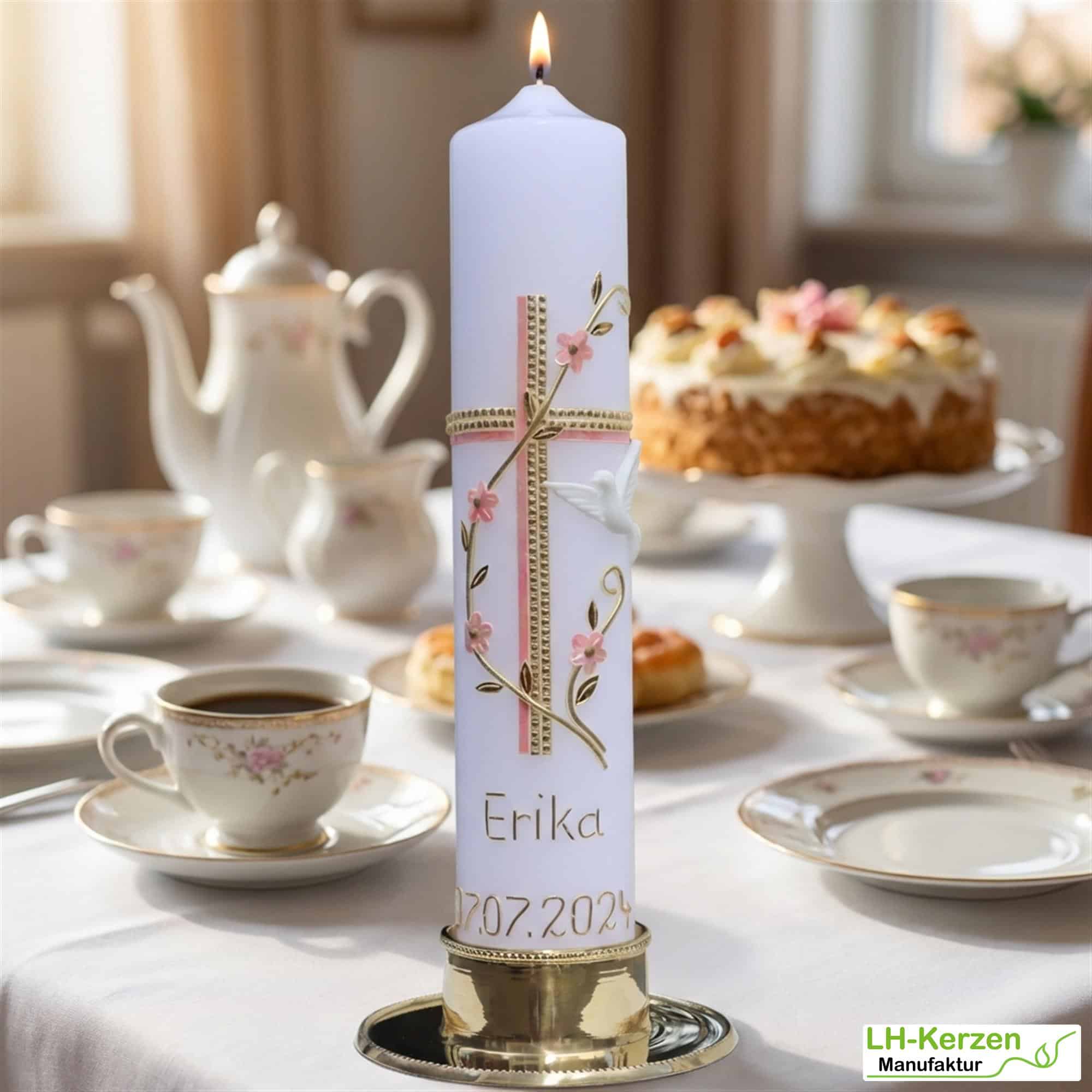 Weiße Taufkerze mit Blumenranke, Taube & zweifarbigem Kreuz – handverziert & personalisierbar