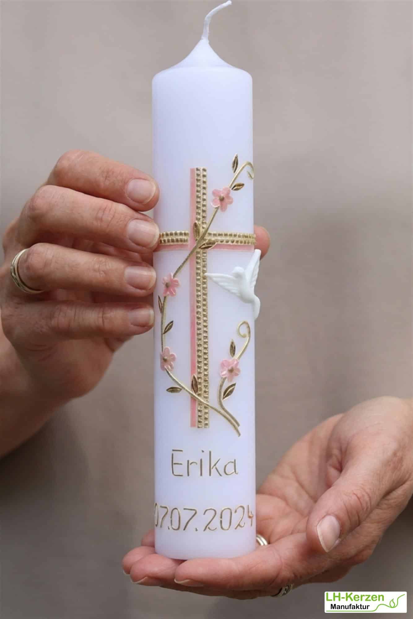 Weiße Taufkerze mit Blumenranke, Taube & zweifarbigem Kreuz – handverziert & personalisierbar