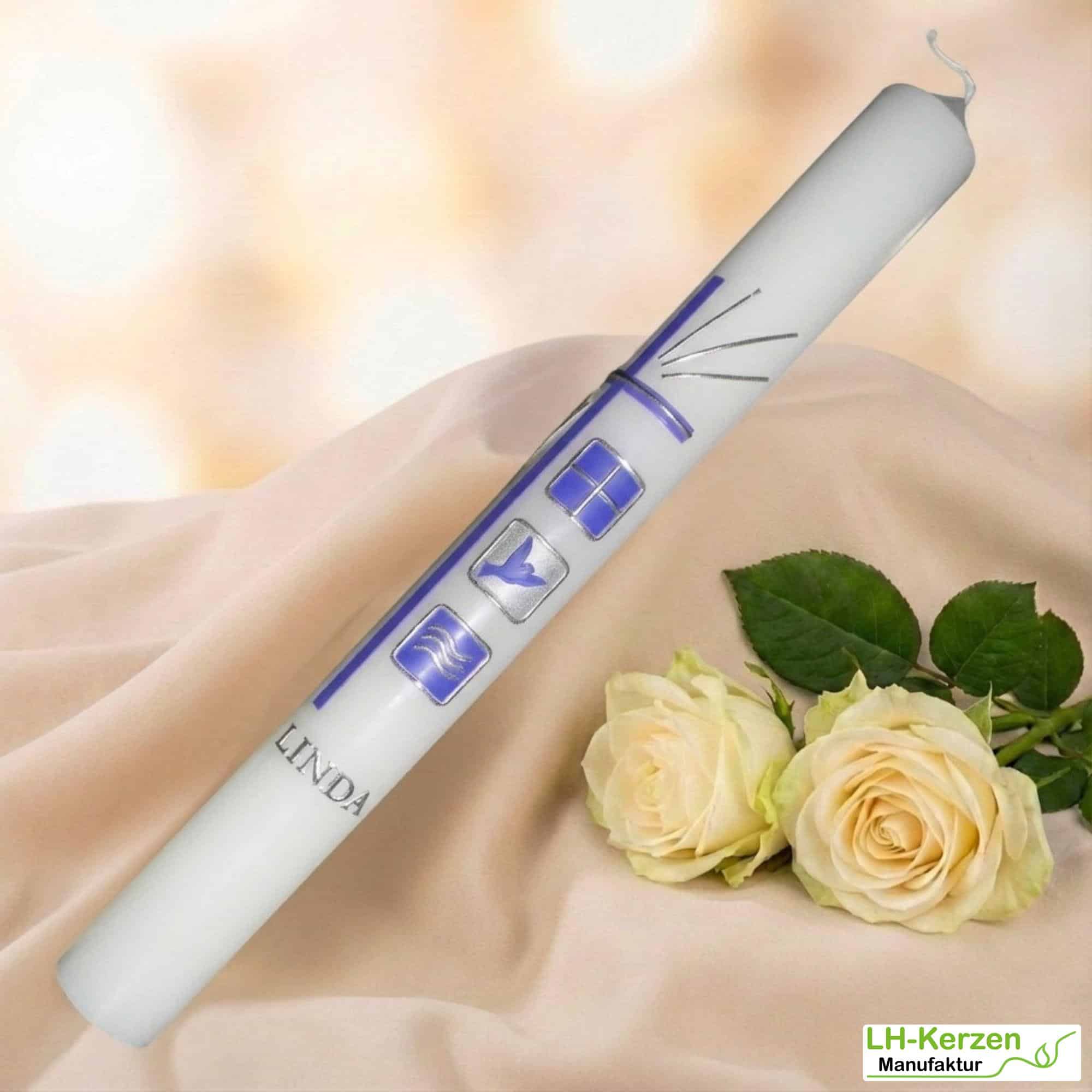 Weiße Taufkerze mit langem Kreuz & drei Kacheln – Kreuz, Taube & Weihwasser – handverziert