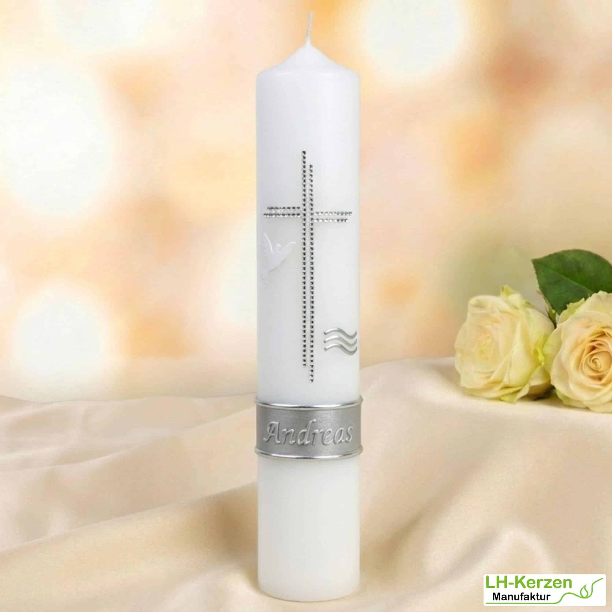 Taufkerze in Elfenbein mit Kreuz, Taube & Weihwasser – silber verziert – personalisierbar