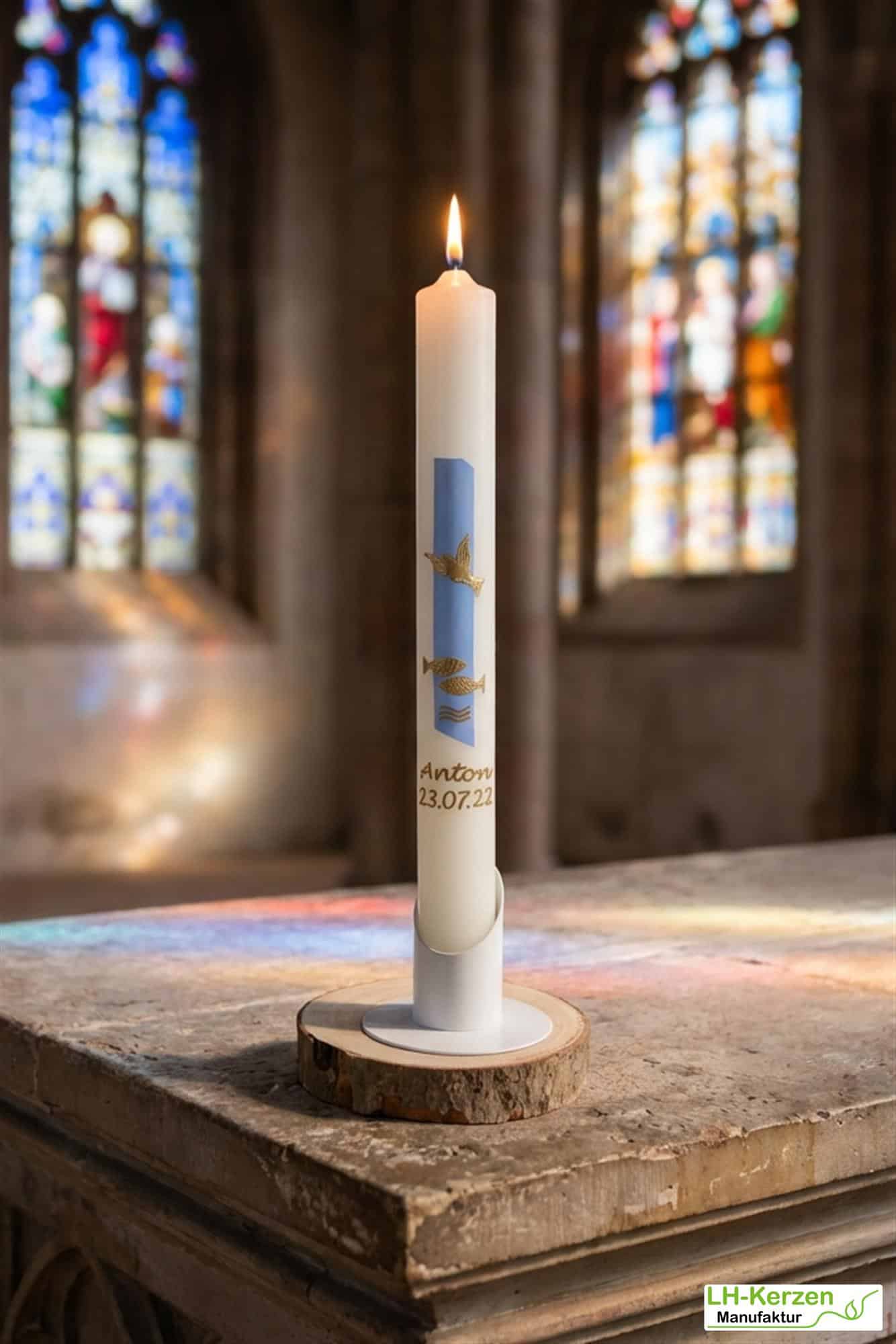 Weiße Taufkerze für Jungen mit Taube & Fischen in Gold – handverziert & personalisierbar mit Namen