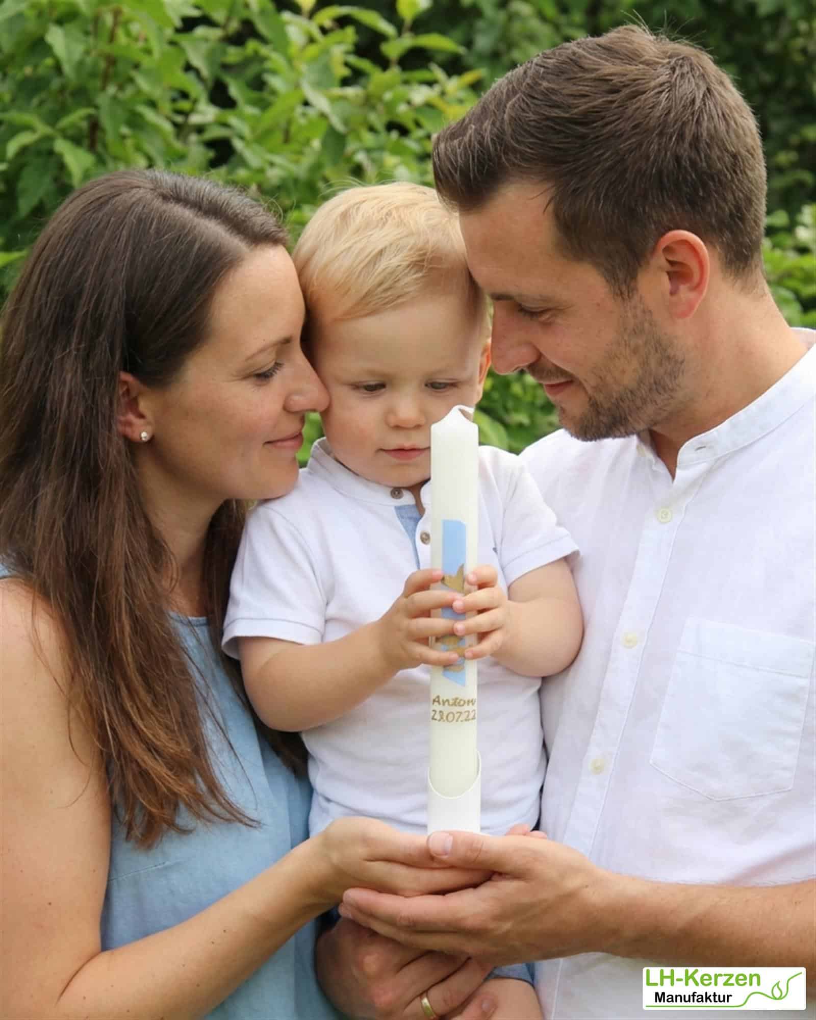 Weiße Taufkerze für Jungen mit Taube & Fischen in Gold – handverziert & personalisierbar mit Namen