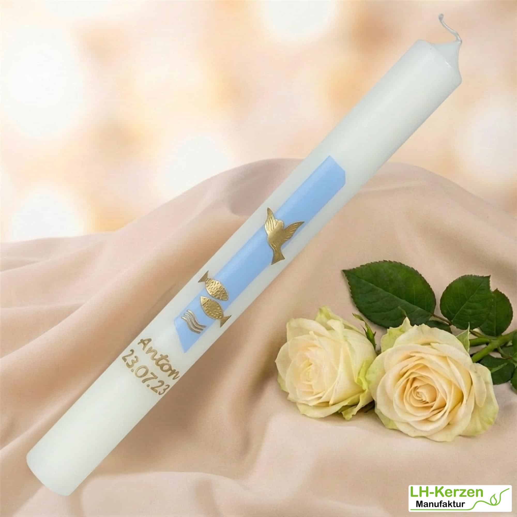 Weiße Taufkerze für Jungen mit Taube & Fischen in Gold – handverziert & personalisierbar mit Namen