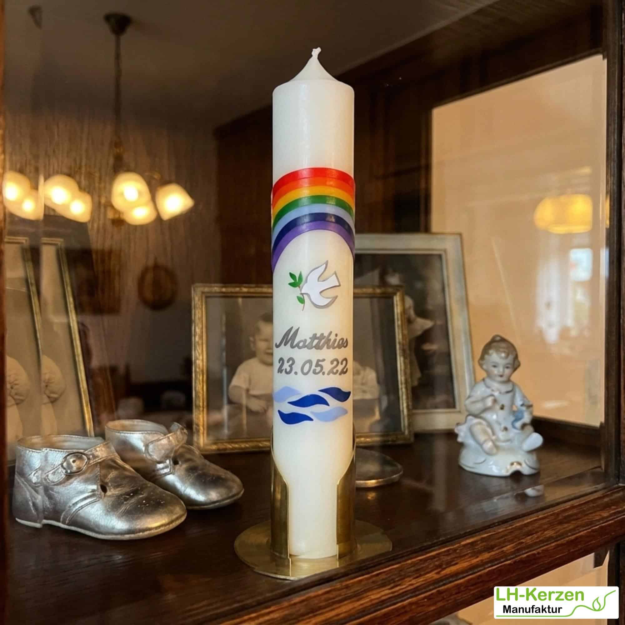Taufkerze Regenbogen & Taube – handverziert, personalisierbar, verschiedene Größen