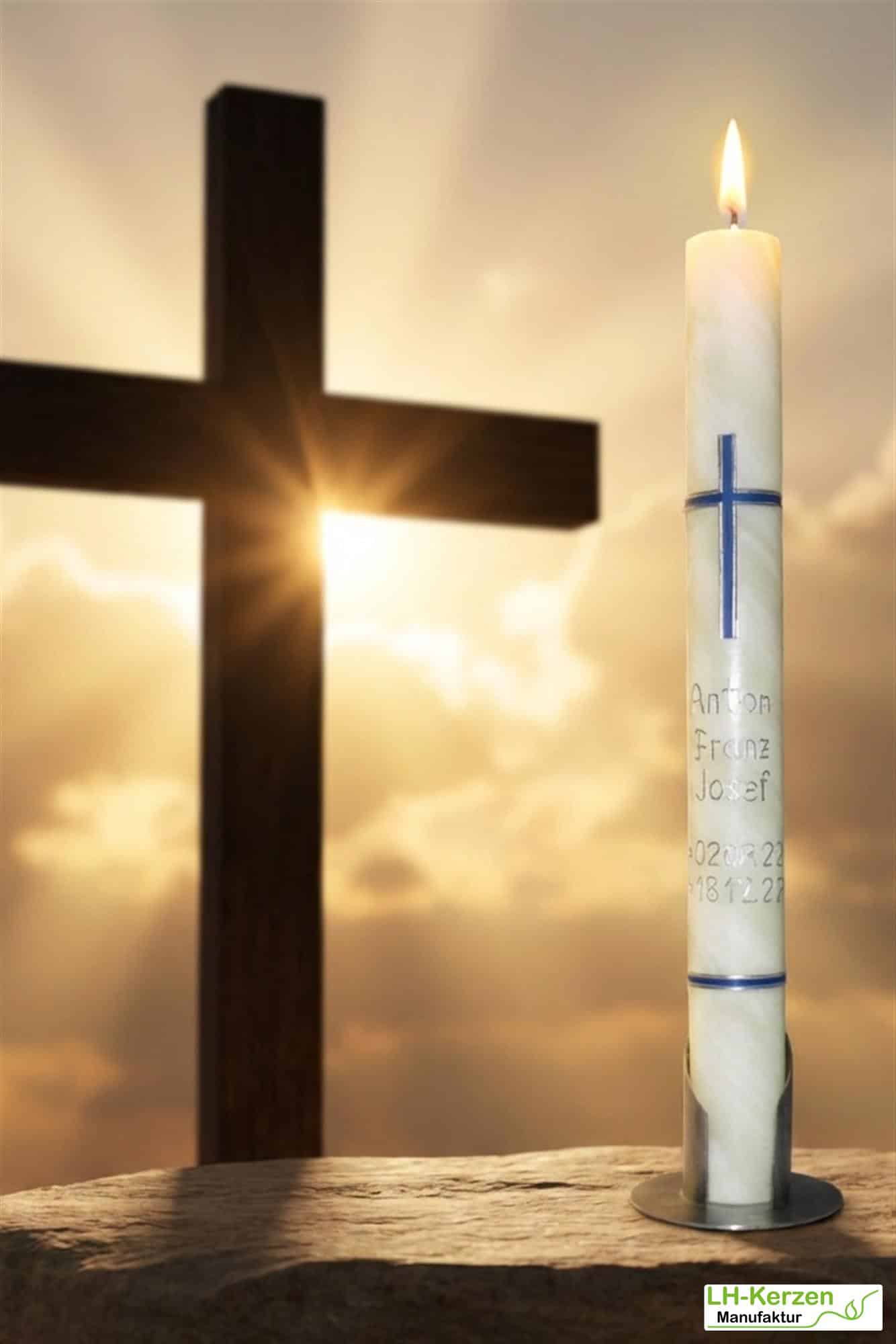 Taufkerze Bienenwachs mit blau-silbernem Kreuz & umlaufendem Wachsstreifen – handverziert