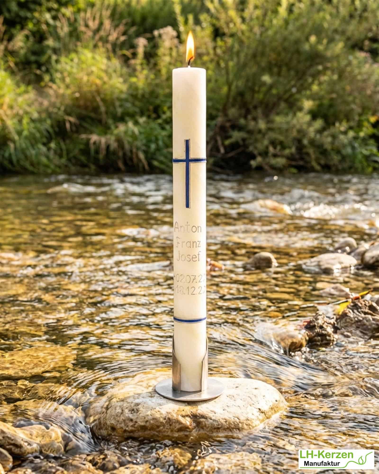 Taufkerze Bienenwachs mit blau-silbernem Kreuz & umlaufendem Wachsstreifen – handverziert