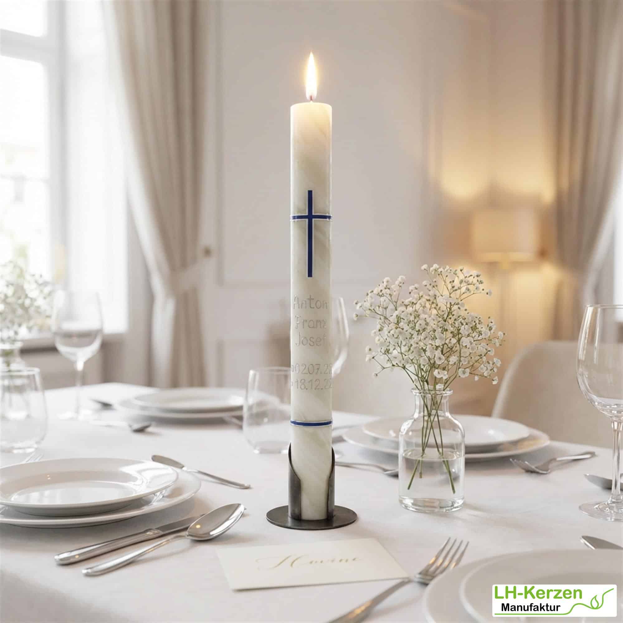 Taufkerze Bienenwachs mit blau-silbernem Kreuz & umlaufendem Wachsstreifen – handverziert