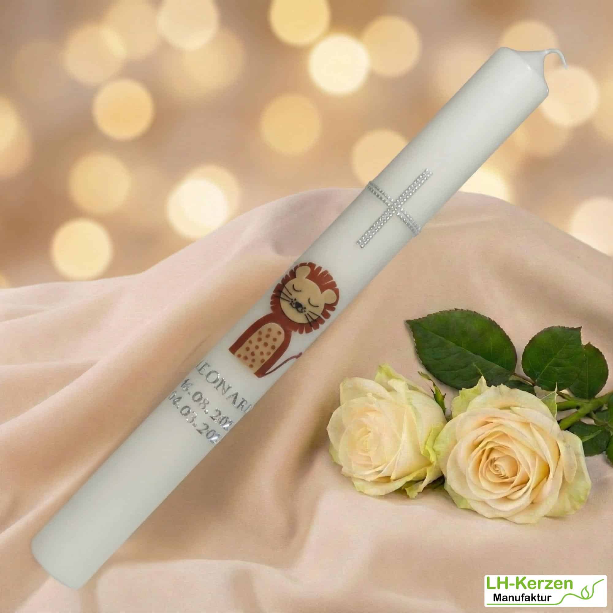 Taufkerze mit Löwe und silbernem Kreuz in Elfenbein – handverziert & personalisierbar