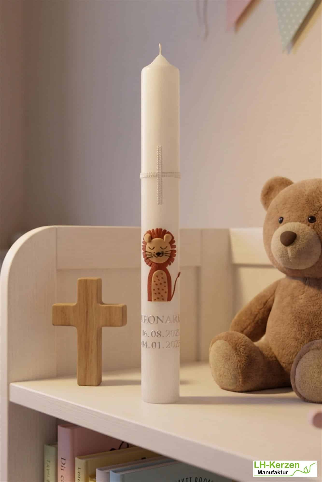 Taufkerze mit Löwe und silbernem Kreuz in Elfenbein – handverziert & personalisierbar