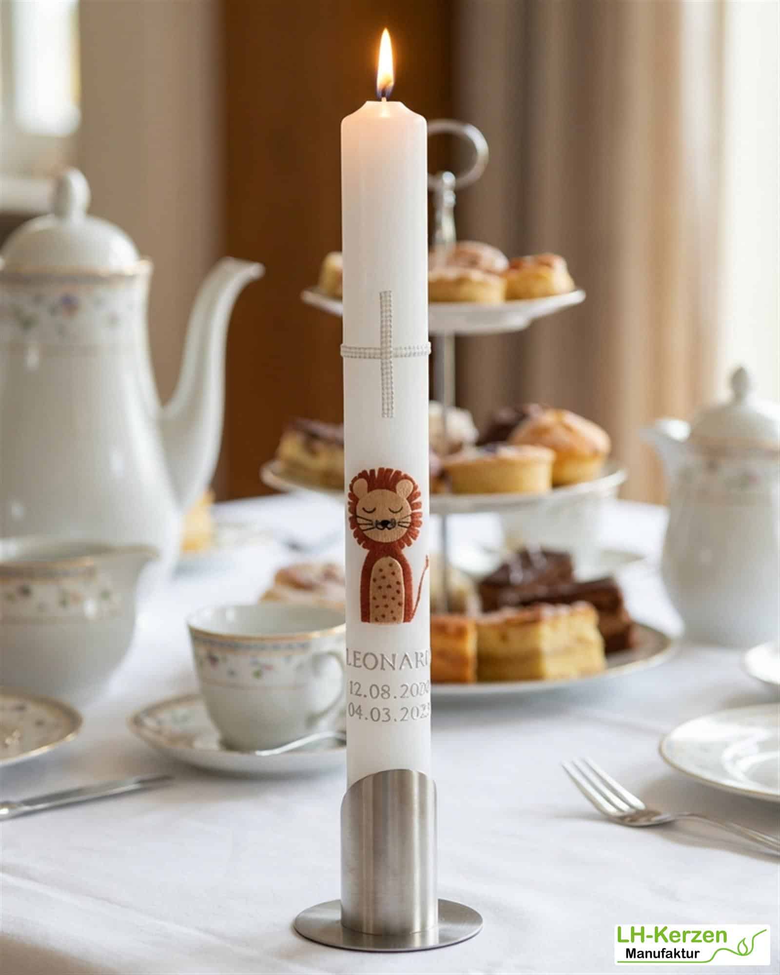 Taufkerze mit Löwe und silbernem Kreuz in Elfenbein – handverziert & personalisierbar