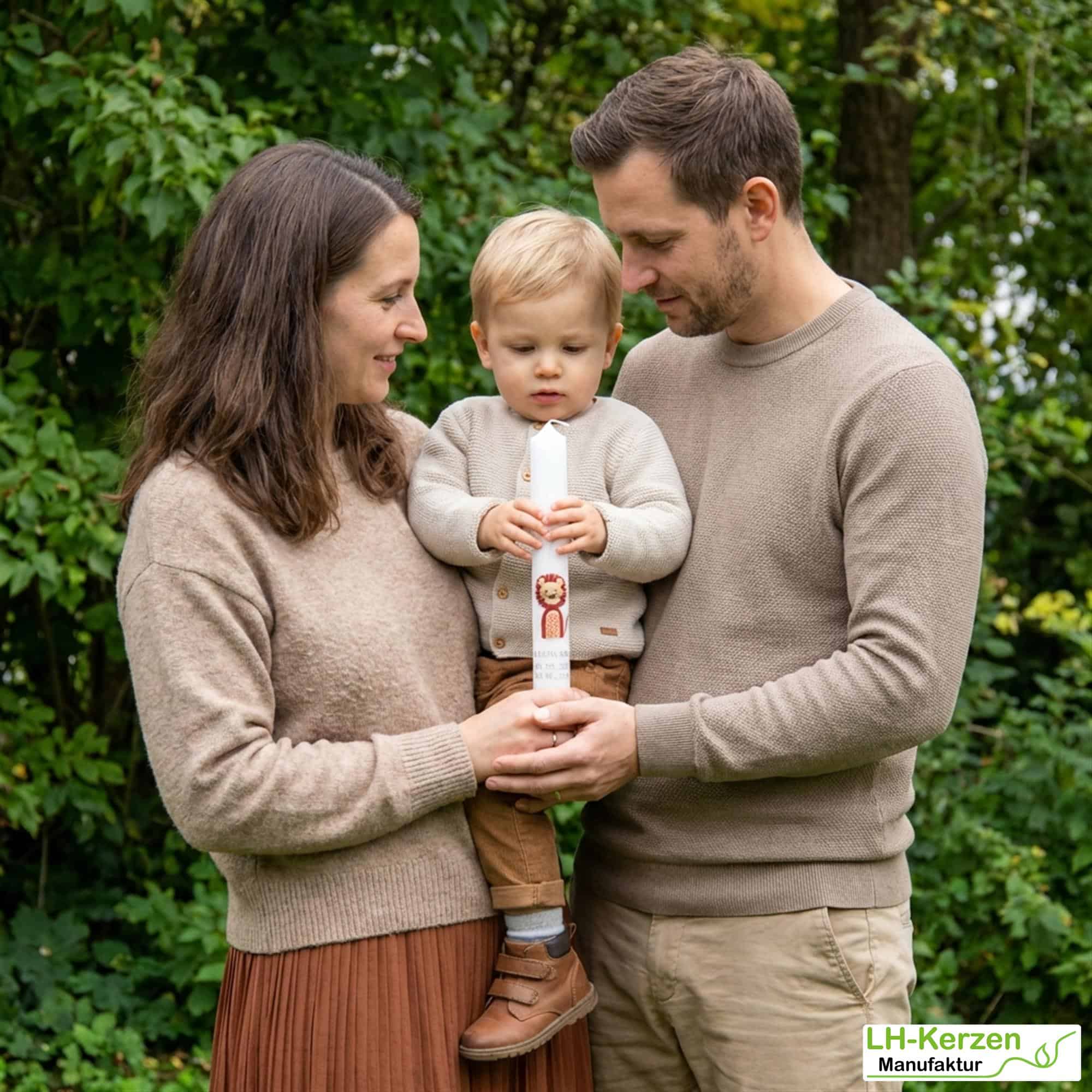 Taufkerze mit Löwe und silbernem Kreuz in Elfenbein – handverziert & personalisierbar