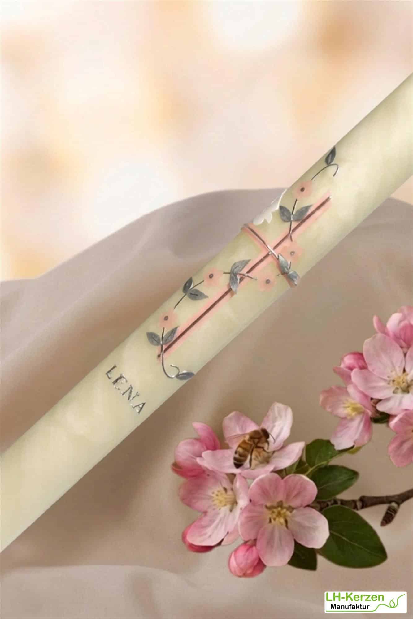 Taufkerze aus Bienenwachs mit Blumenranke, Taube & zweifarbigem Kreuz – handverziert
