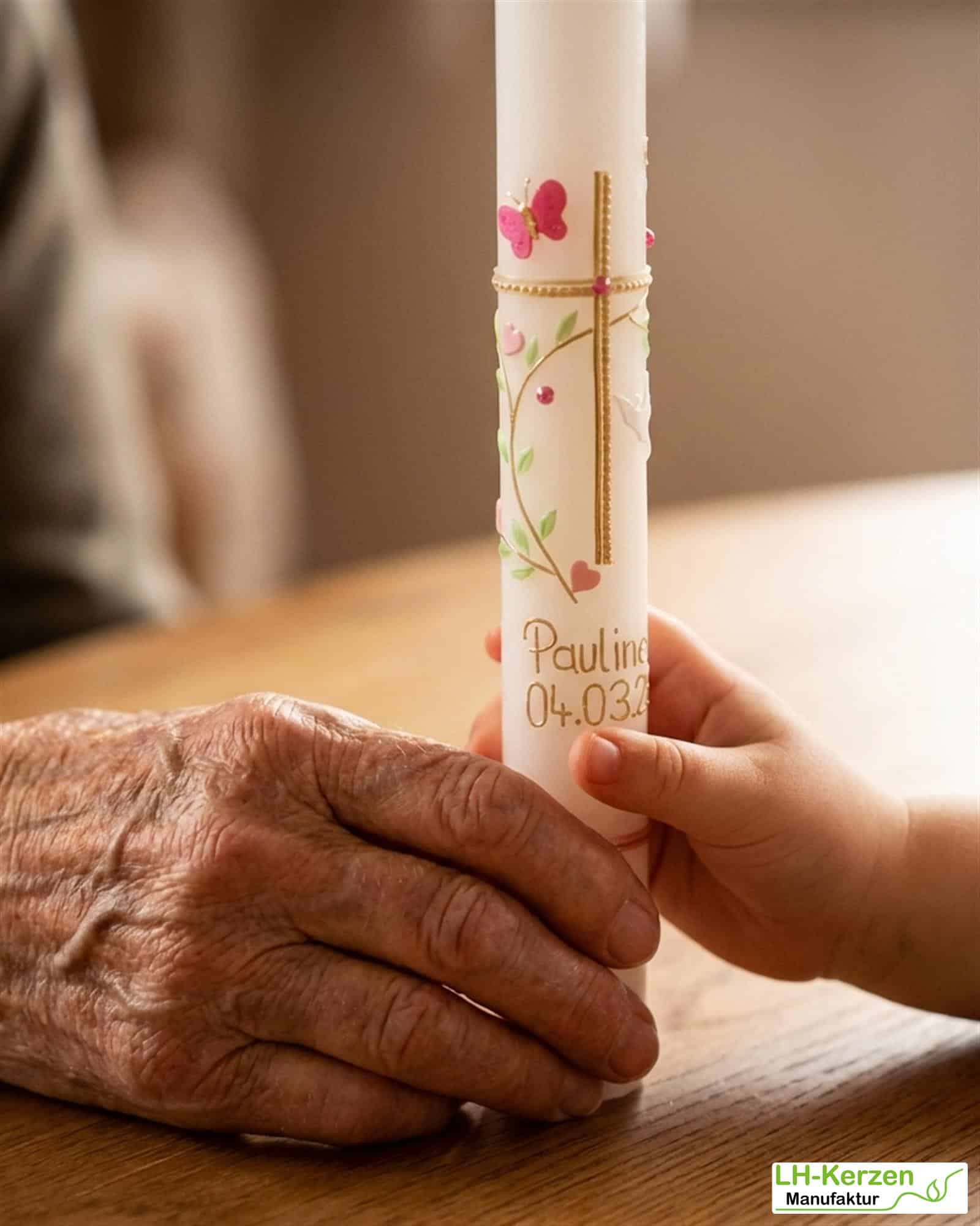 Taufkerze mit Kreuz, Taube, Schmetterling & Blattranke – handverziert, personalisierbar
