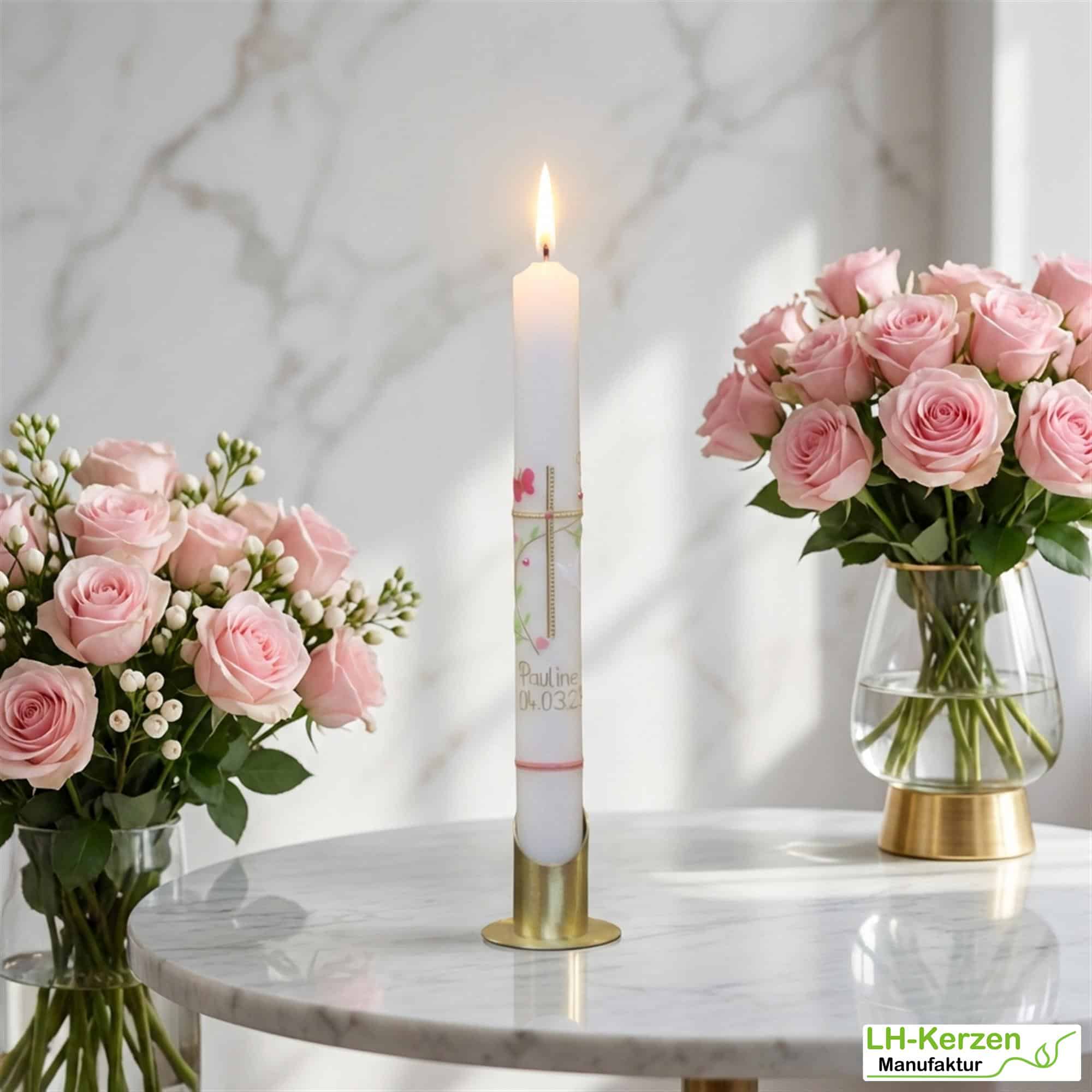 Taufkerze mit Kreuz, Taube, Schmetterling & Blattranke – handverziert, personalisierbar