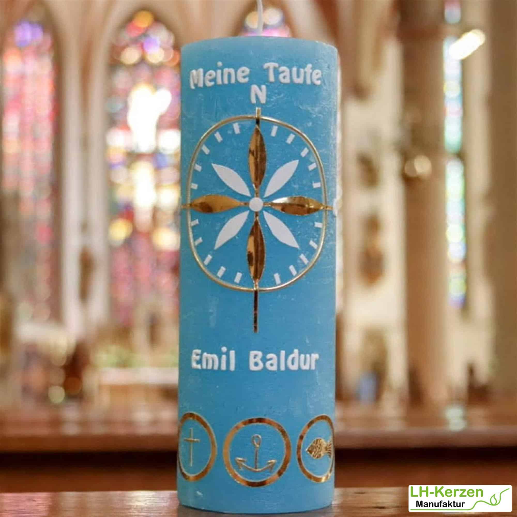 Rustic Taufkerze oceanblau mit gold weißer Windrose und 3 goldenen Symbolen Kreuz, Anker und Fisch