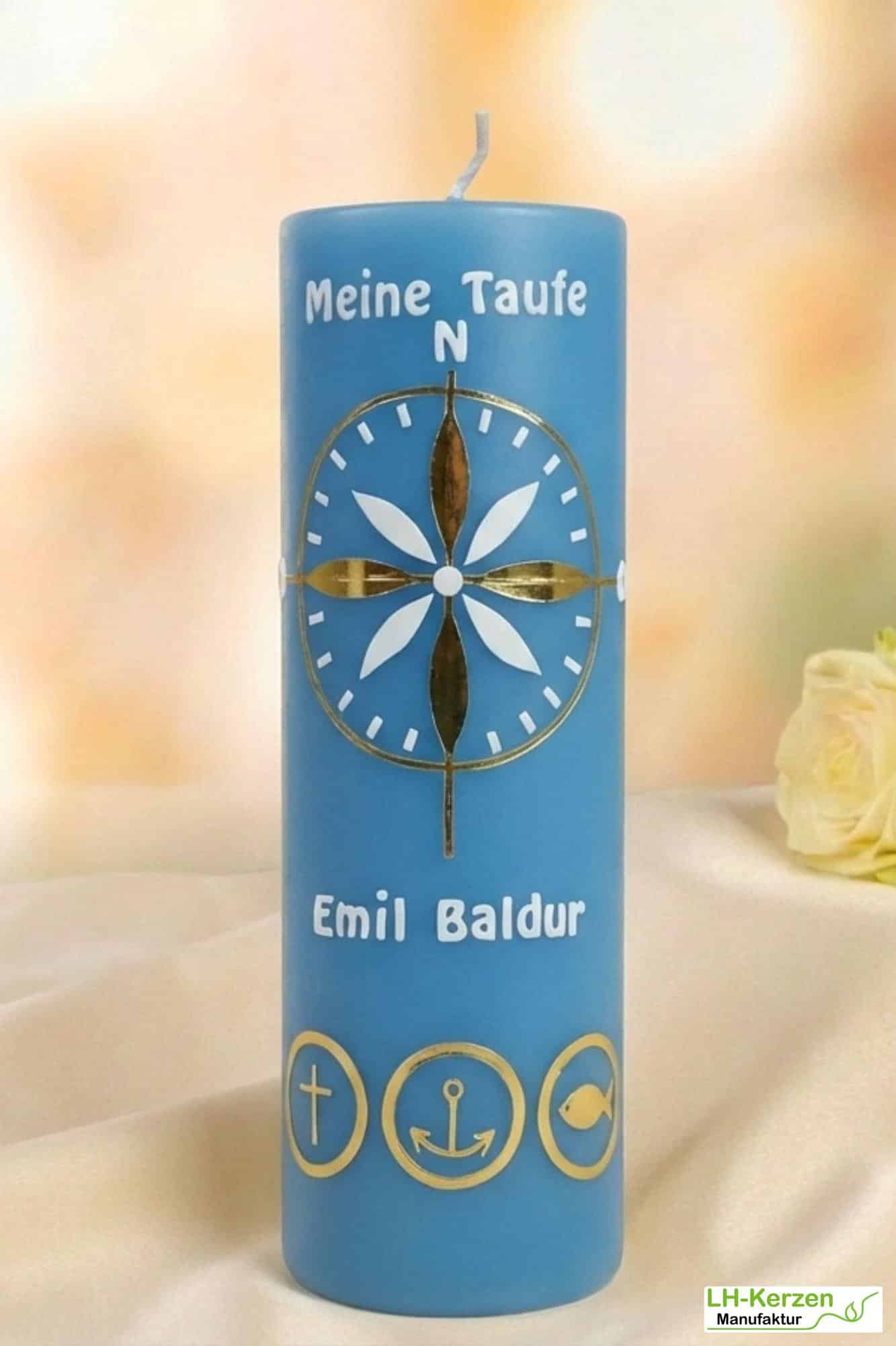 Rustic Taufkerze oceanblau mit gold weißer Windrose und 3 goldenen Symbolen Kreuz, Anker und Fisch