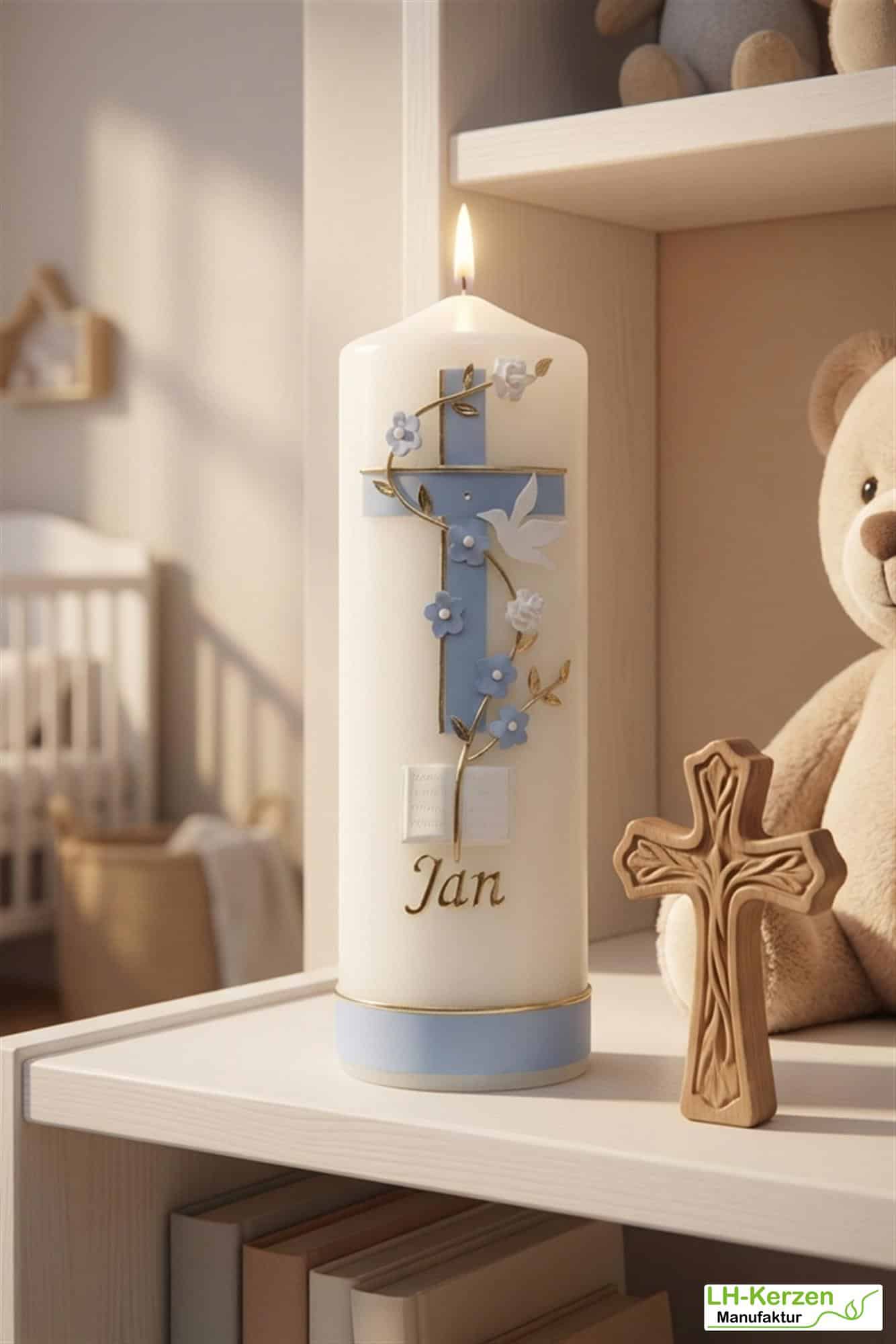 Schlanke Taufkerze elfenbein mit zweifarbigem Kreuz, Blumenranke, Taube & Bibel